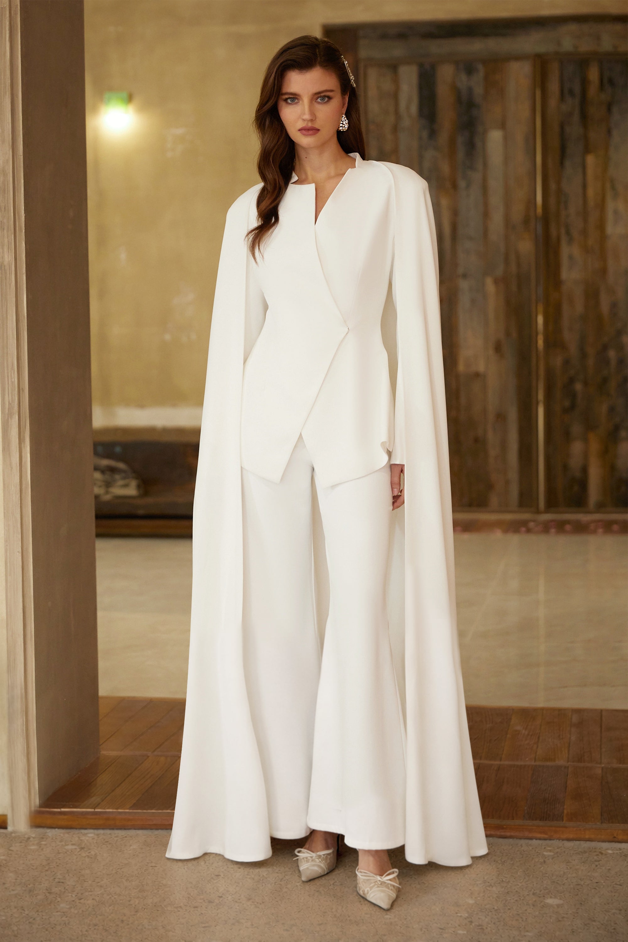 Ensemble blazer et pantalon « Vigdis White Cape Design » (Vente définitive)