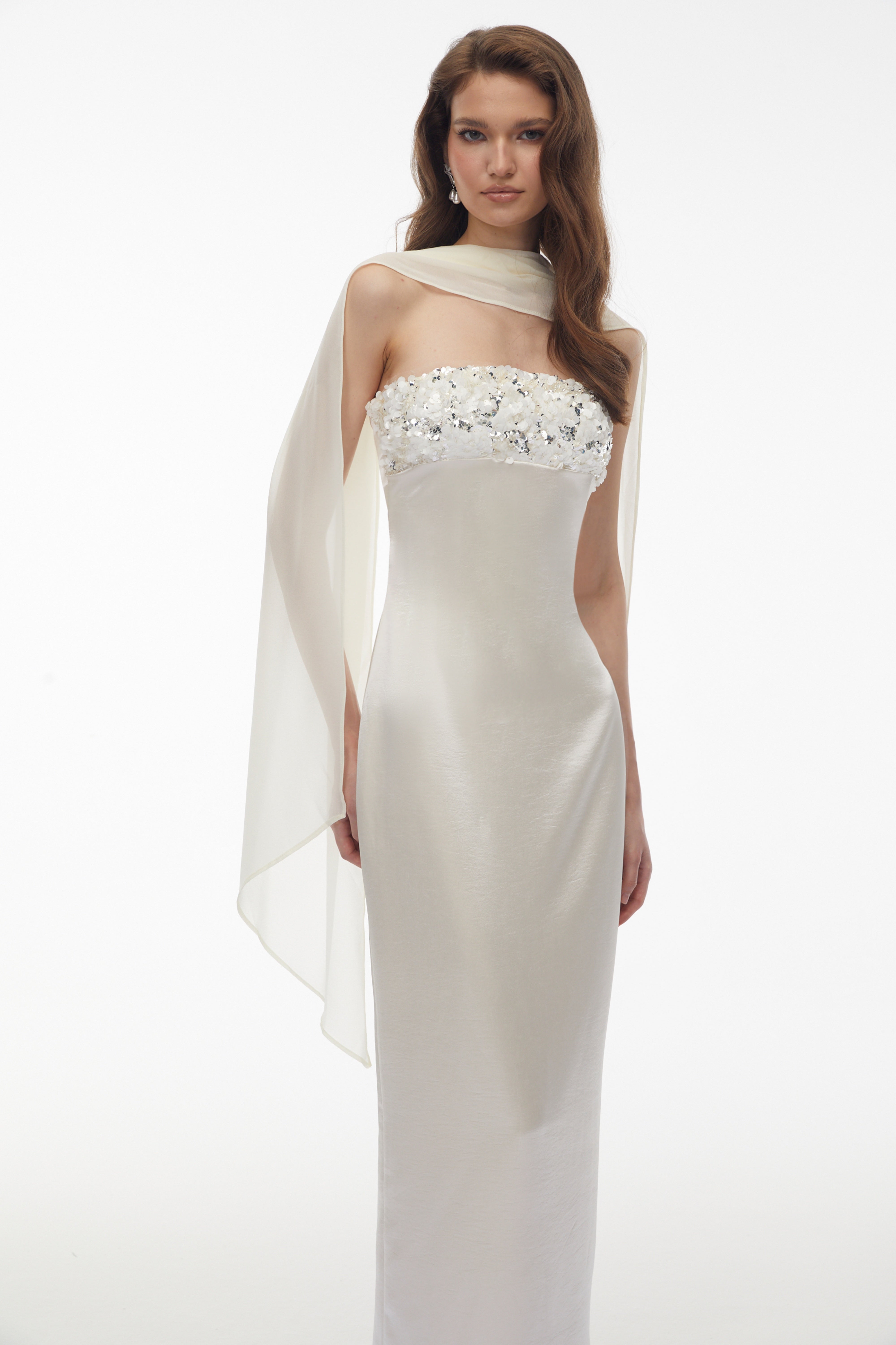 Robe longue à paillettes et épaules dénudées Vivienne White