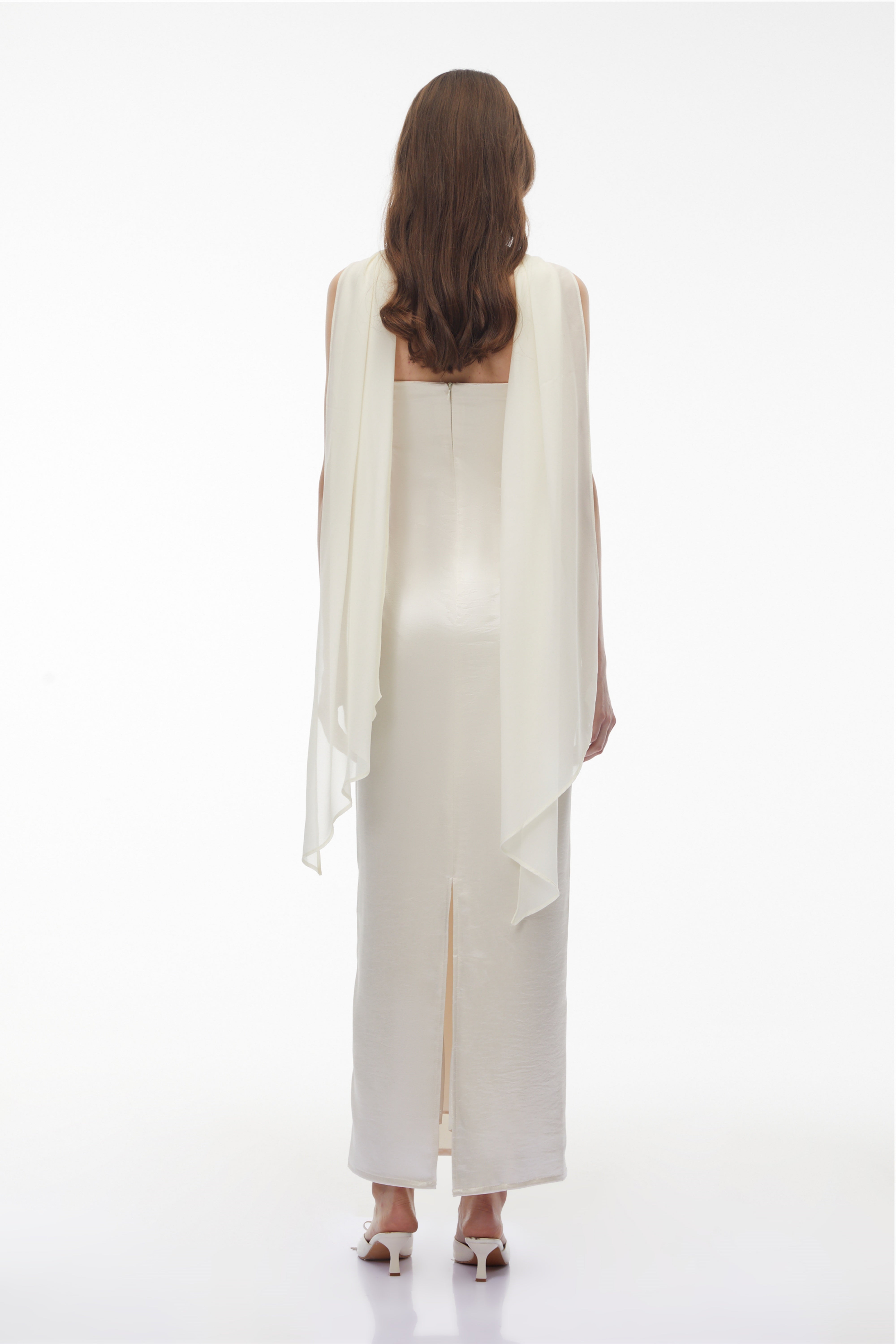 Robe longue à paillettes et épaules dénudées Vivienne White
