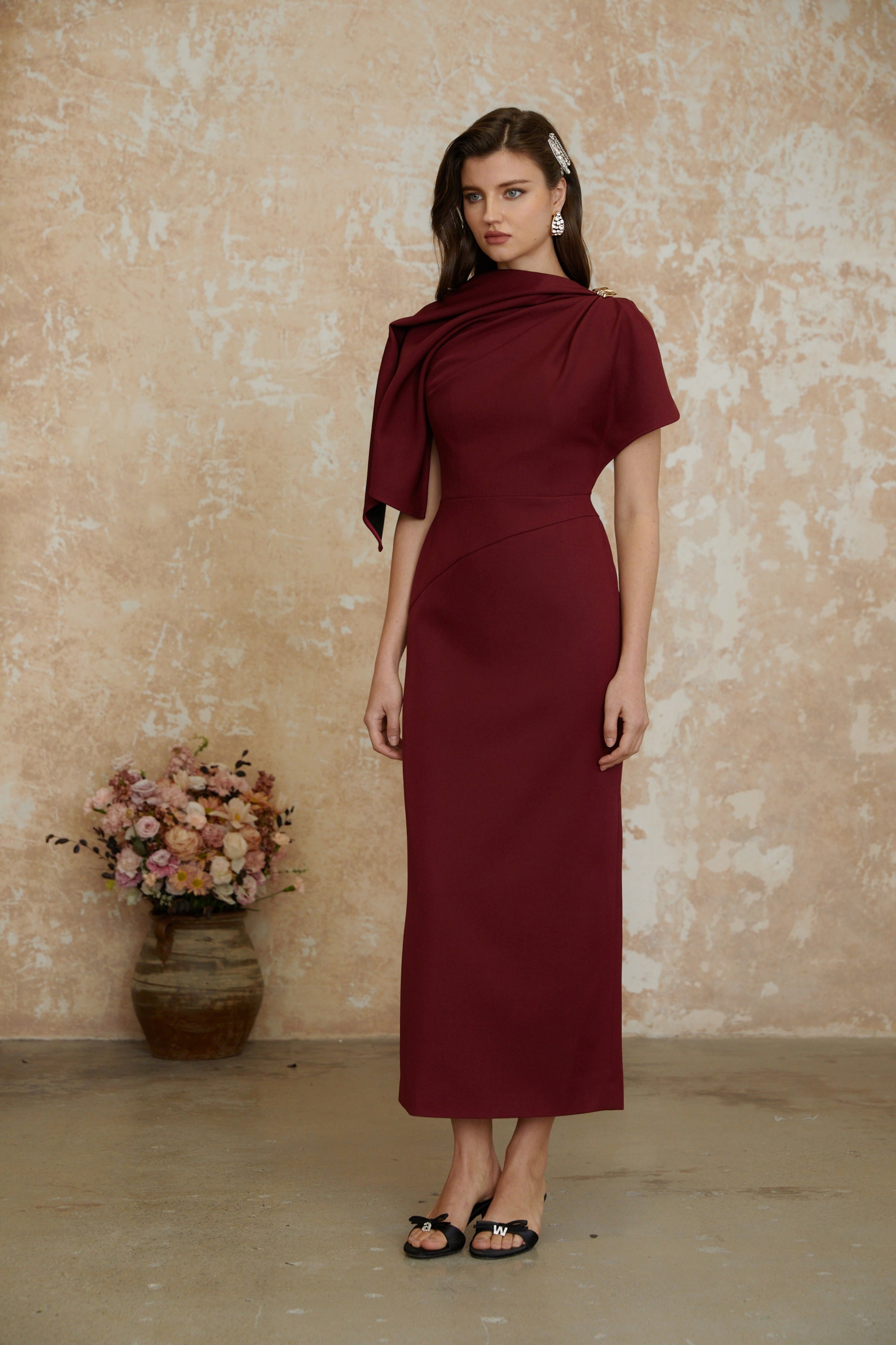 Robe longue asymétrique type cape « Wren Burgundy » (Vente définitive – États-Unis uniquement)