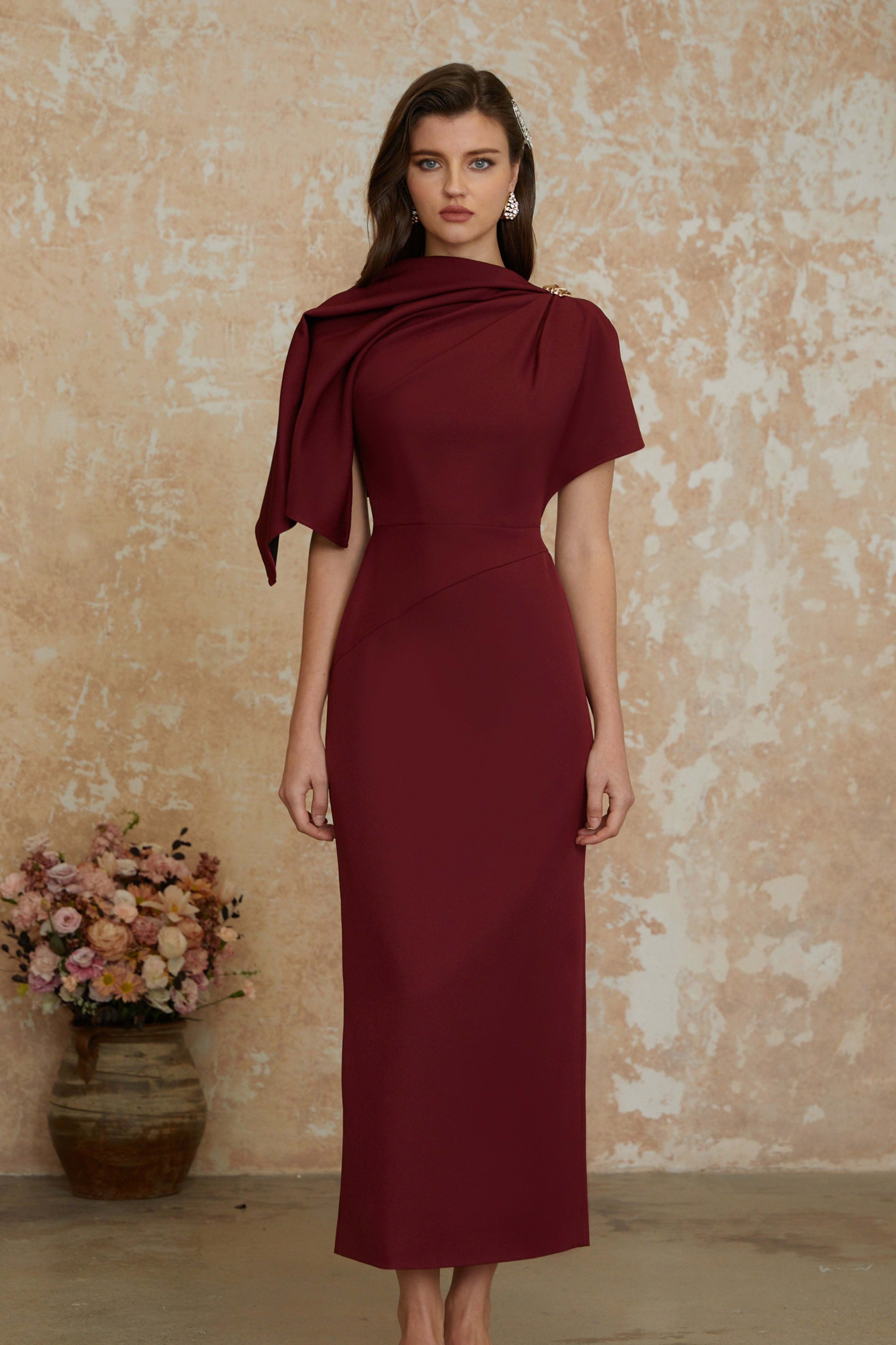Robe longue asymétrique type cape « Wren Burgundy » (Vente définitive – États-Unis uniquement)