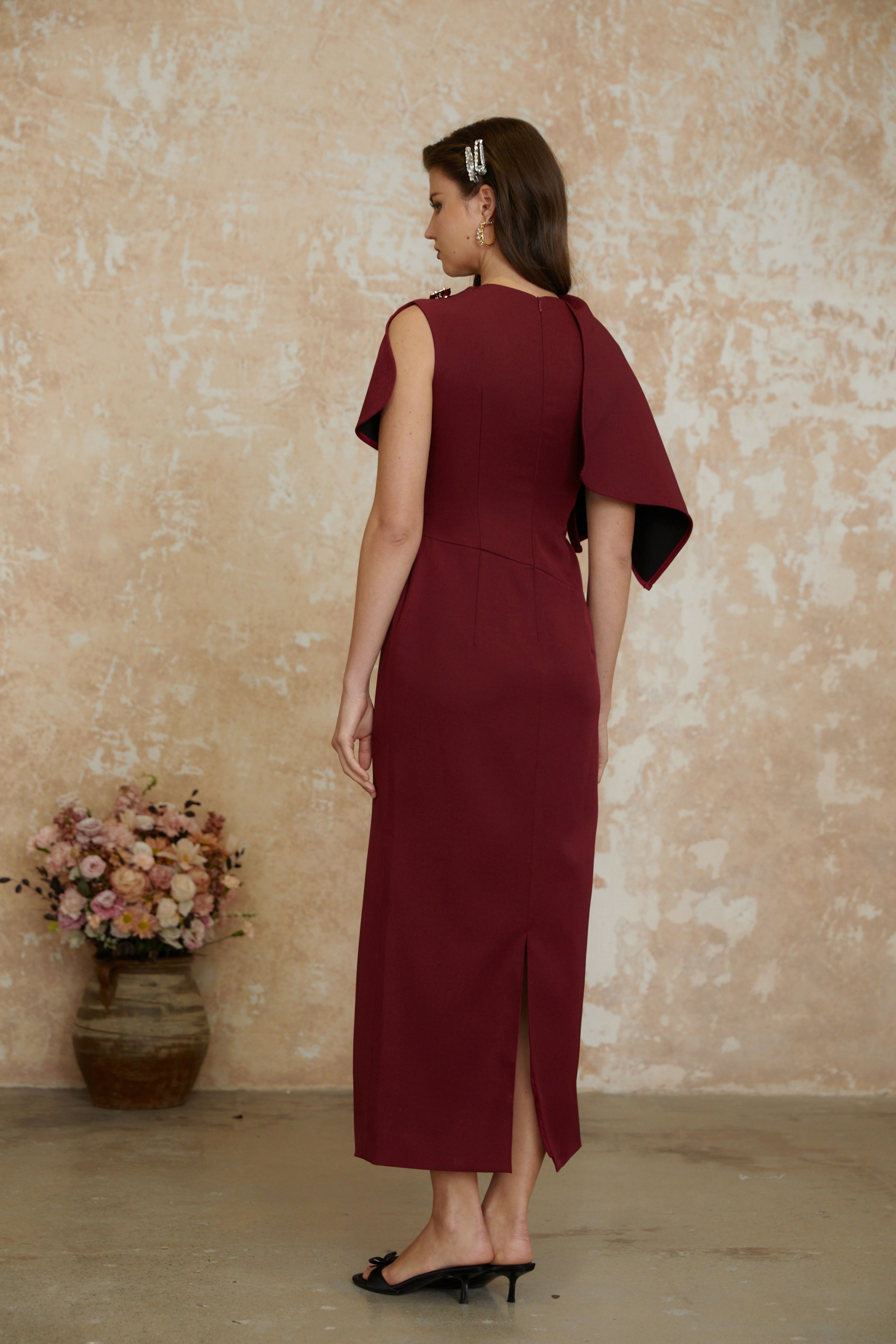 Robe longue asymétrique type cape « Wren Burgundy » (Vente définitive – États-Unis uniquement)
