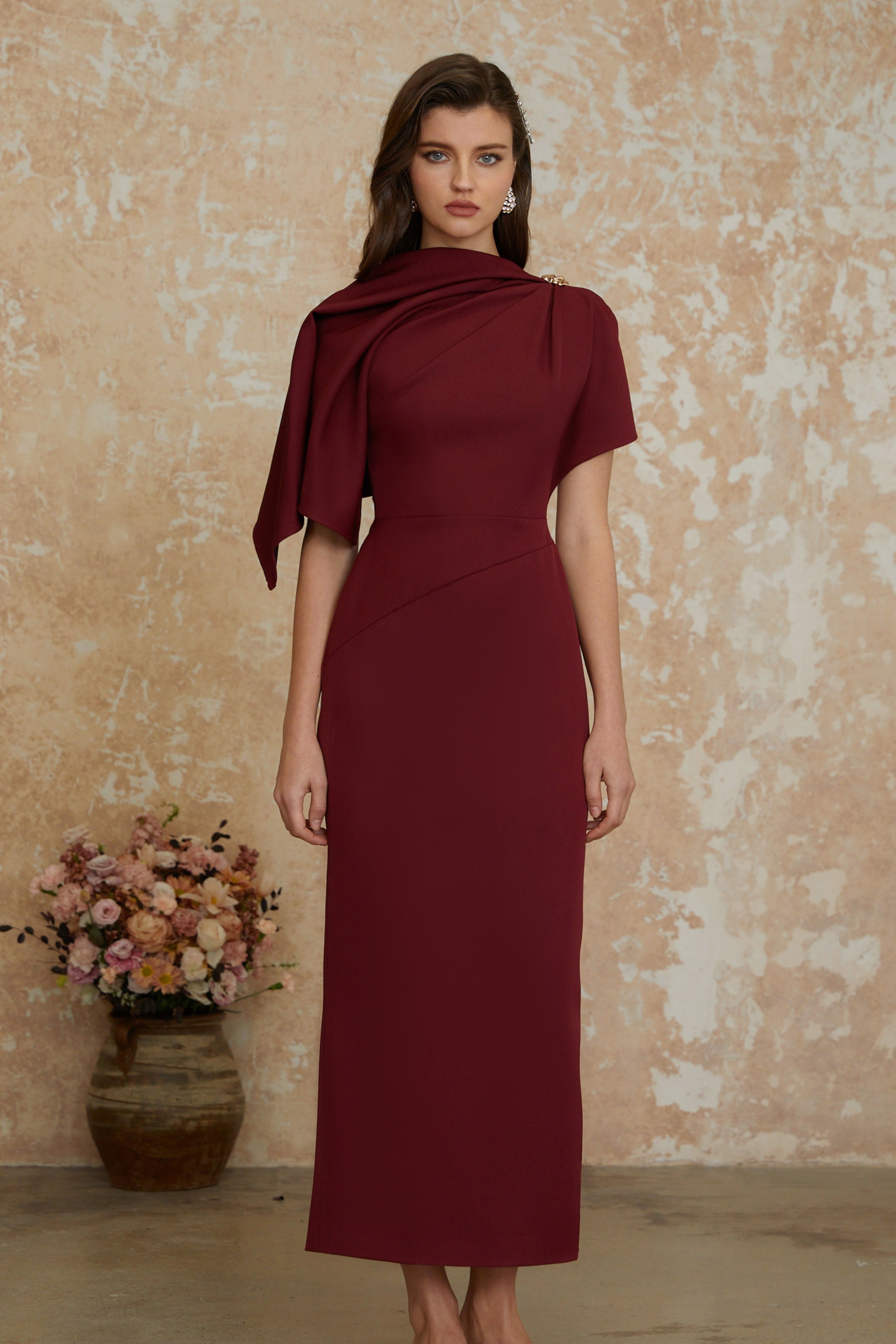 Robe longue asymétrique type cape « Wren Burgundy » (Vente définitive – États-Unis uniquement)