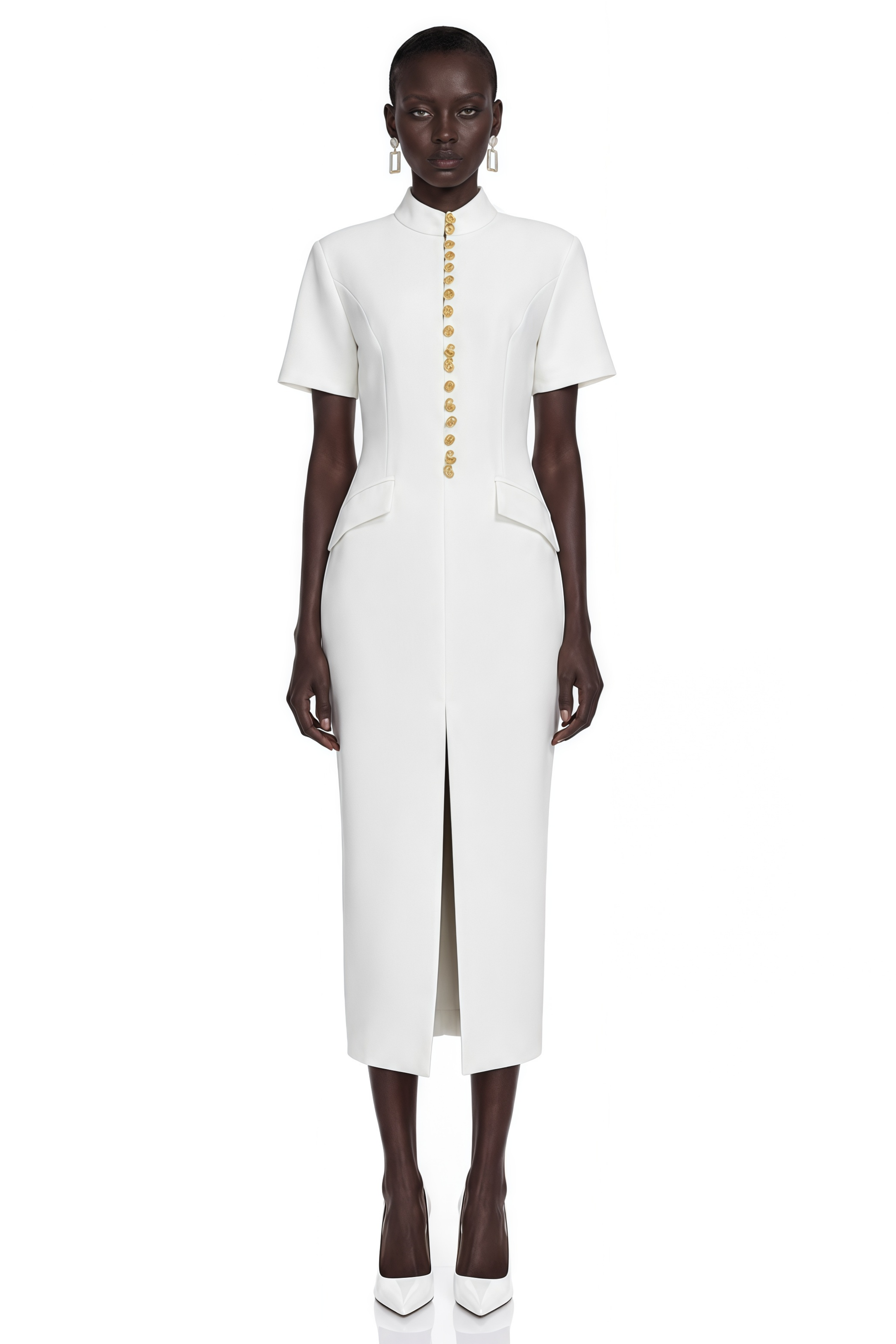 Robe mi-longue Xanthe blanche à col montant, boutons dorés et fente
