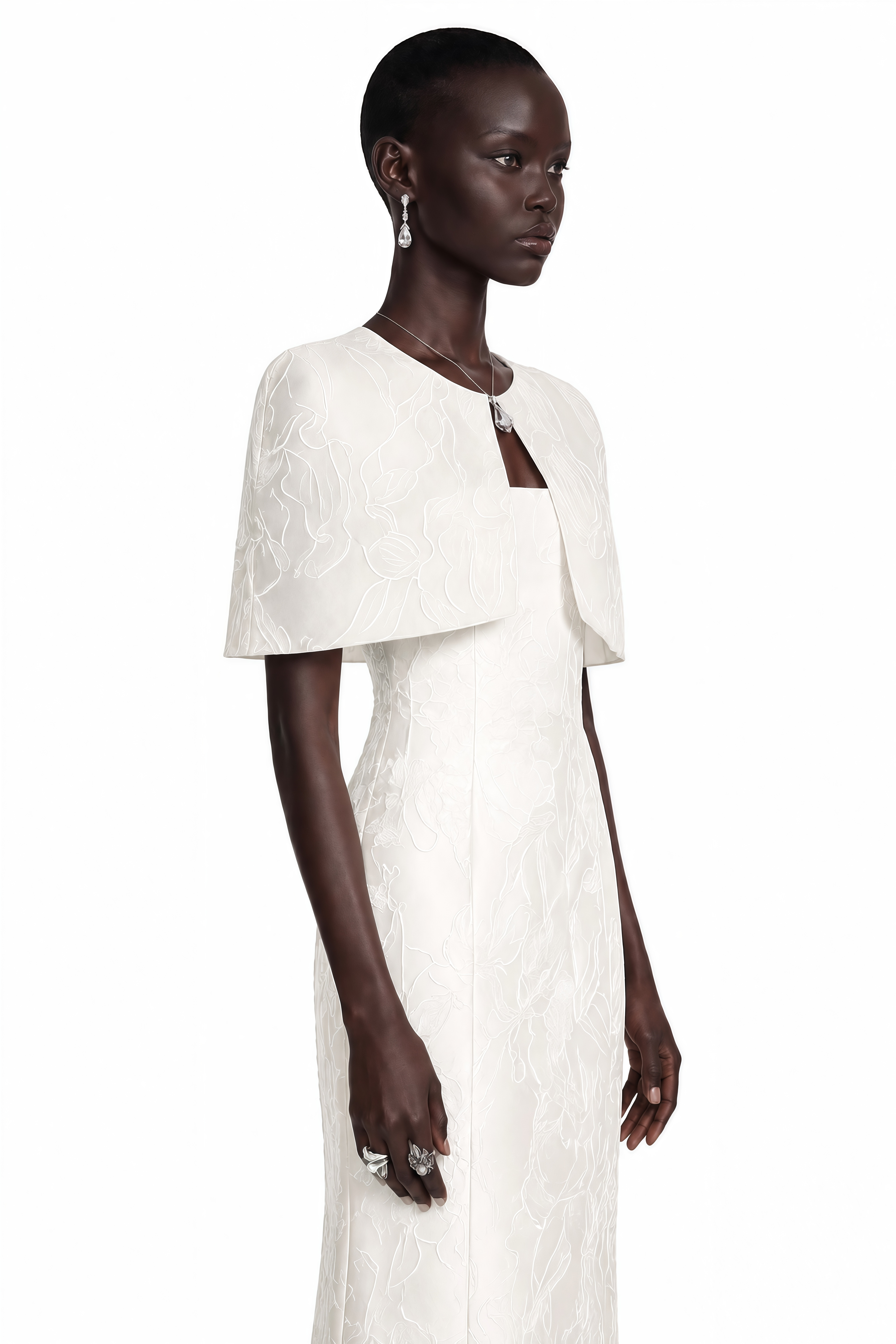 Robe longue droite blanche à imprimé floral jacquard, avec une petite cape ouverte sur le devant assortie