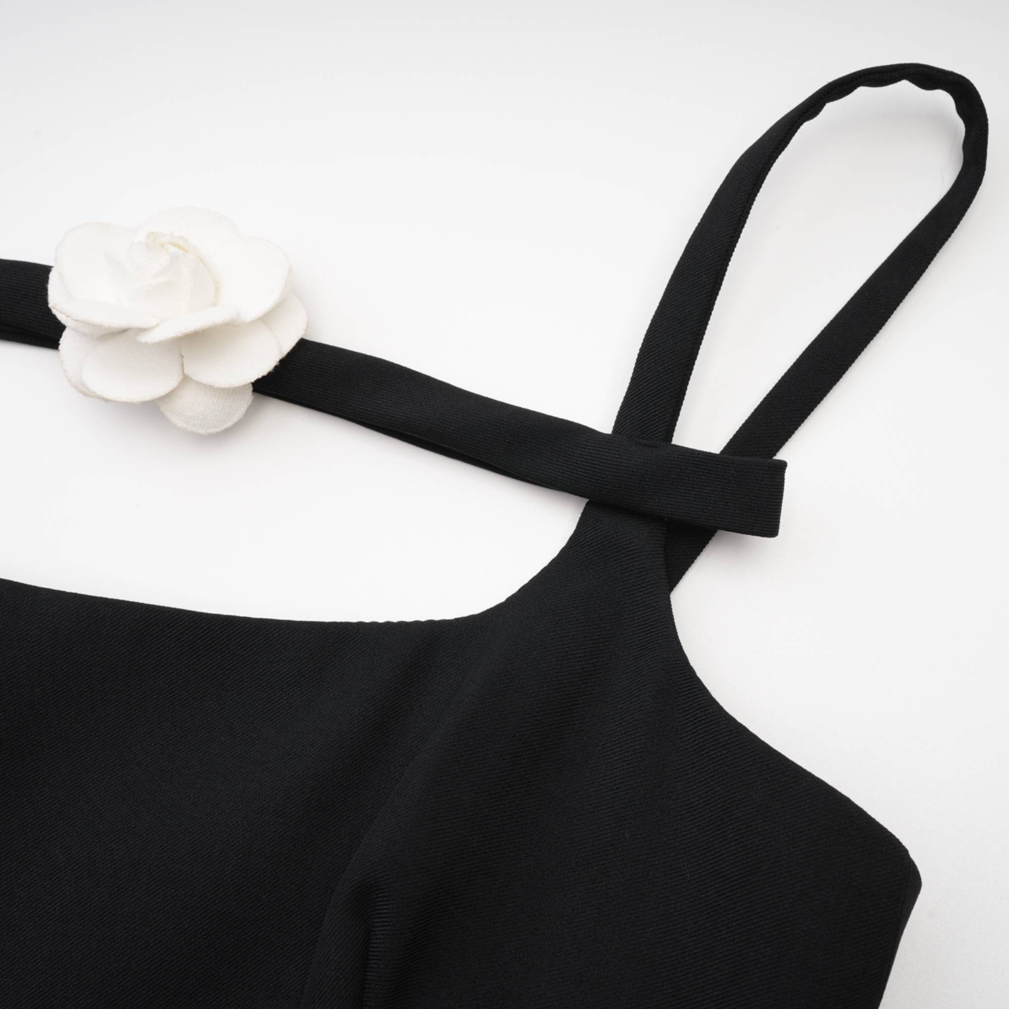 Mini-robe noire plissée Camellia - Miss Rosier - Boutique en ligne pour femmes