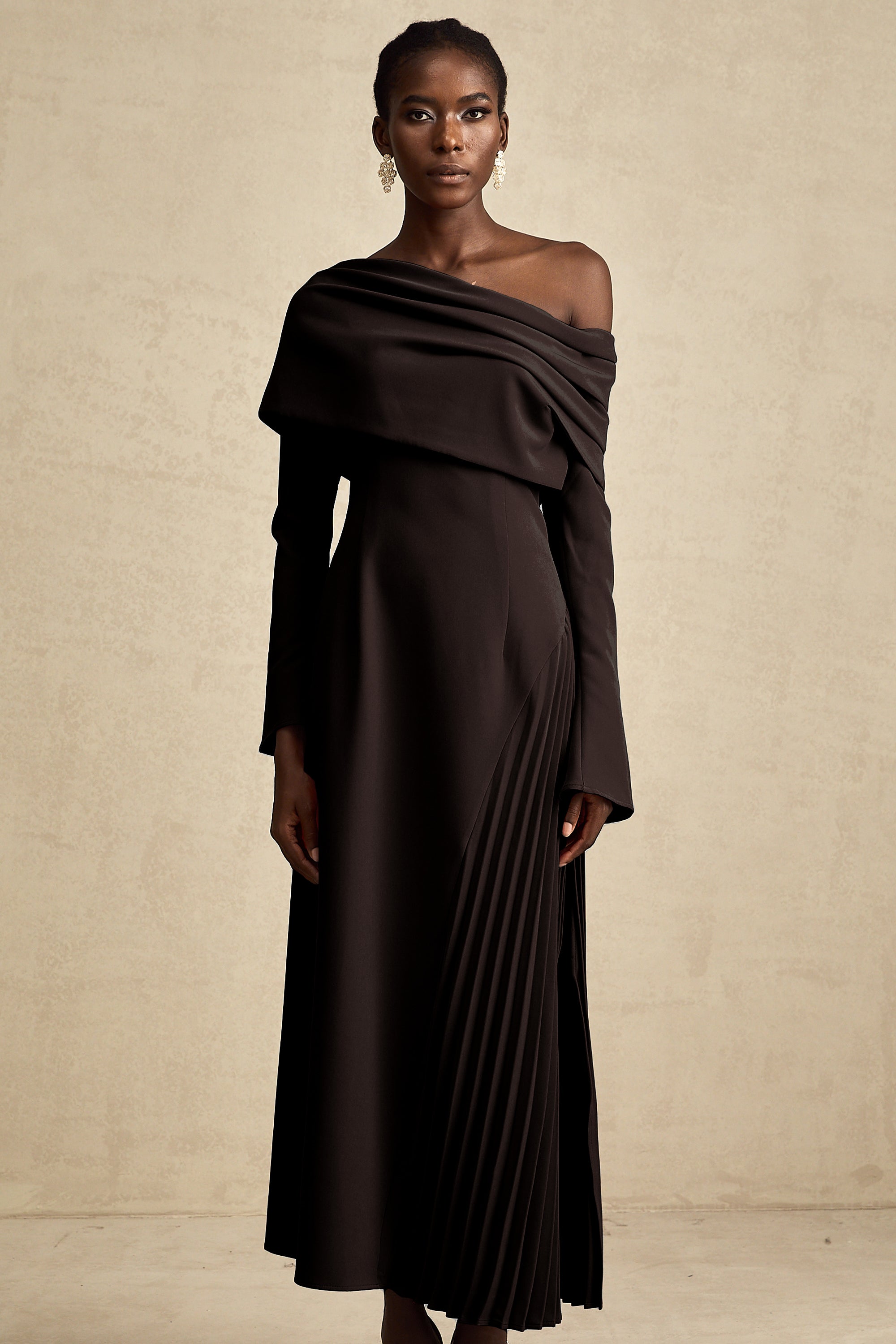 Robe longue plissée à fente haute Valentine, couleur noire (Vente définitive - États-Unis uniquement)