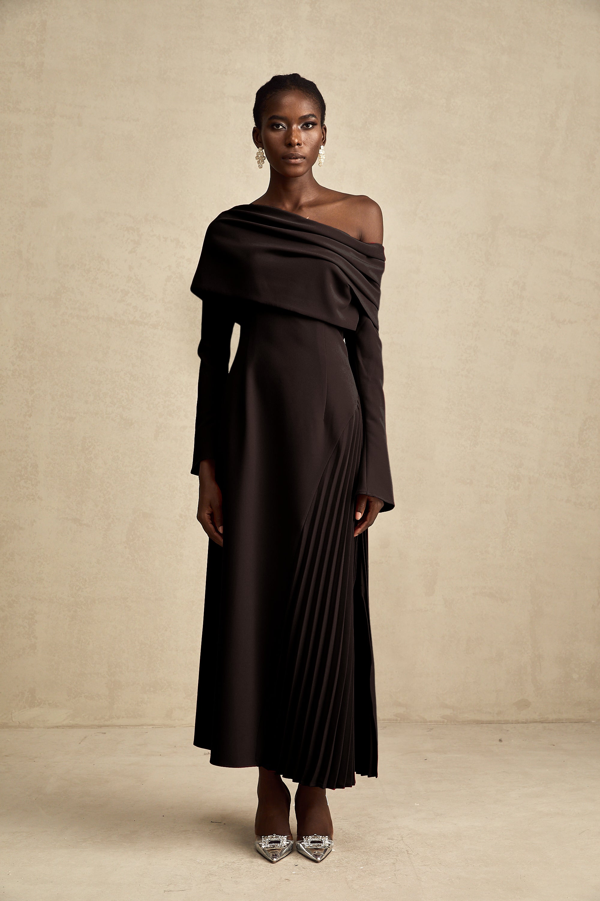 Robe longue plissée à fente haute Valentine, couleur noire (Vente définitive - États-Unis uniquement)