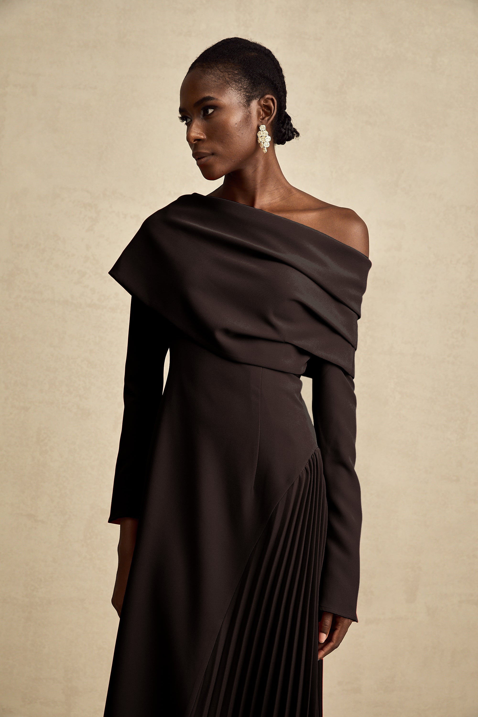 Robe longue plissée à fente haute Valentine, couleur noire (Vente définitive - États-Unis uniquement)