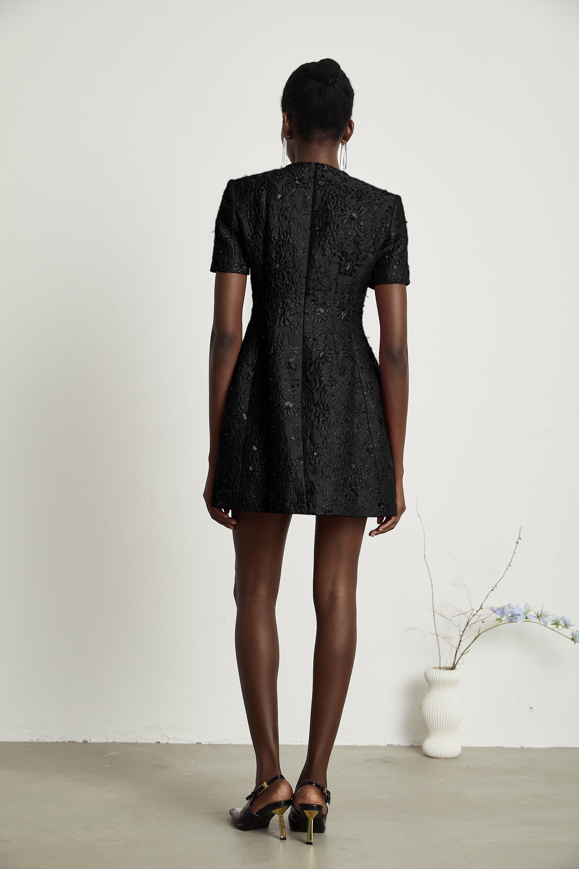 Mini-robe Celestia noire ornée d'appliqués floraux (Vente définitive - États-Unis uniquement)