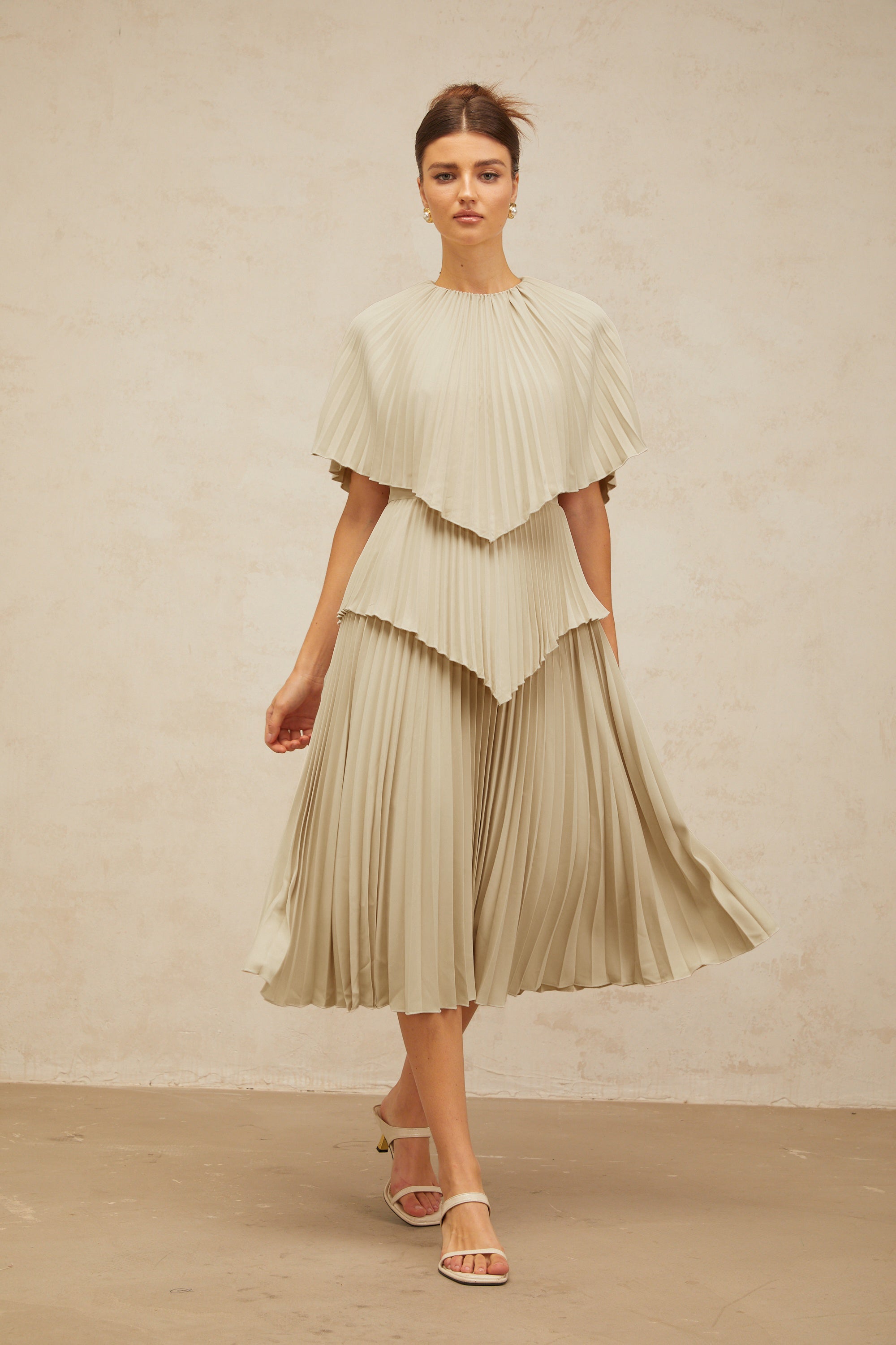 Robe midi plissée à cape Héloïse, couleur neutre (Vente définitive - États-Unis uniquement)