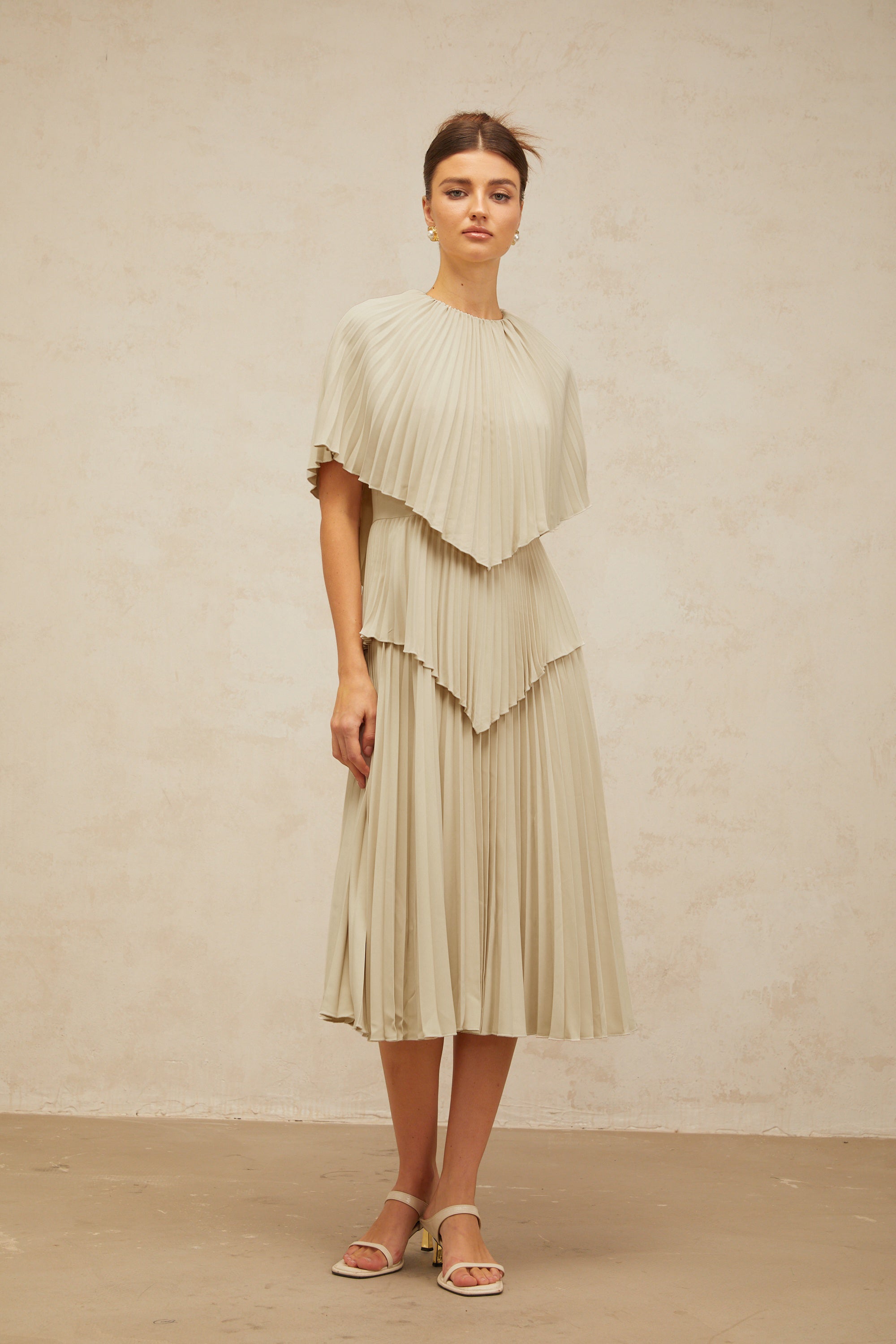 Robe midi plissée à cape Héloïse, couleur neutre (Vente définitive - États-Unis uniquement)