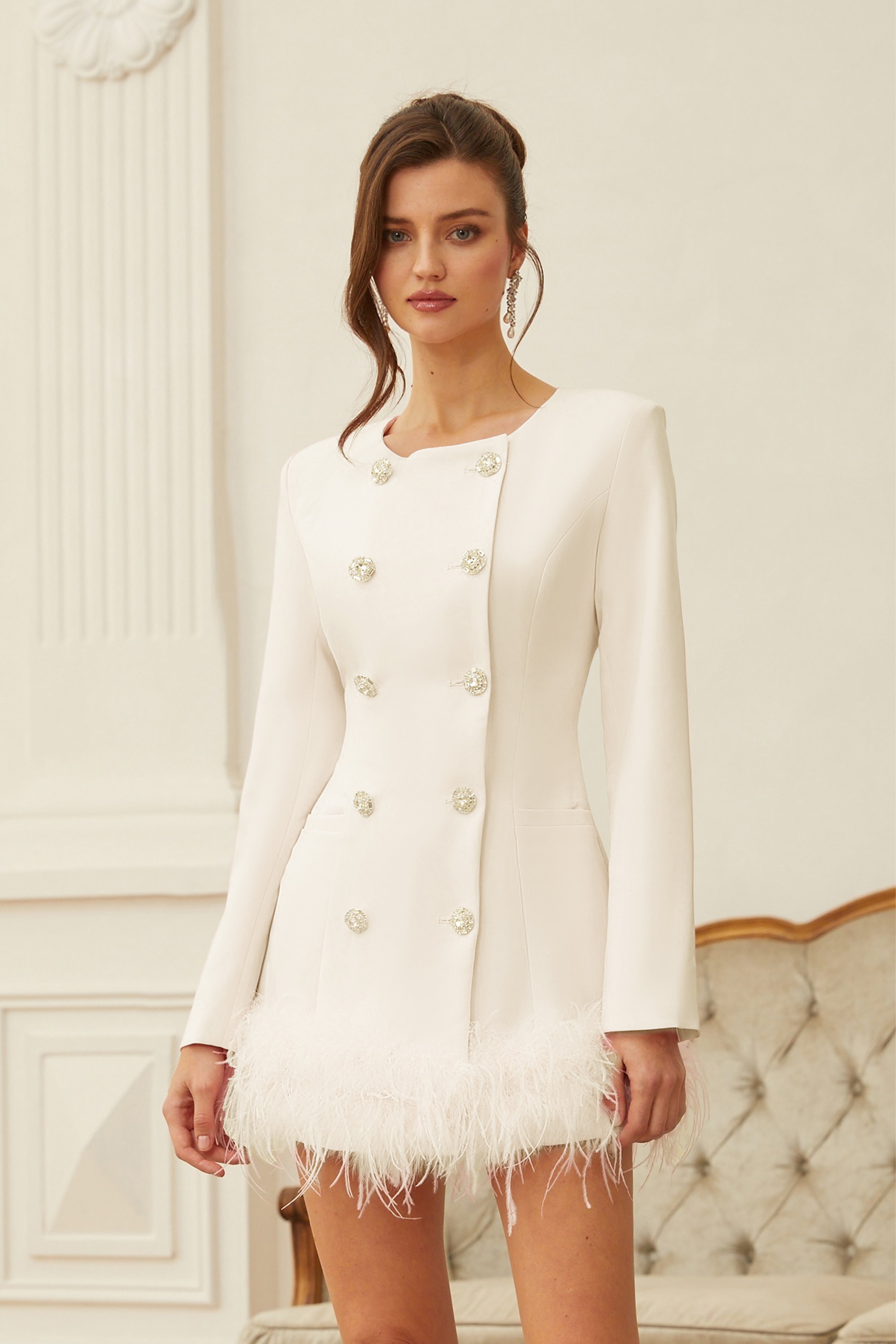 Mini-robe blazer Freja à bordure de plumes blanches (Vente définitive)