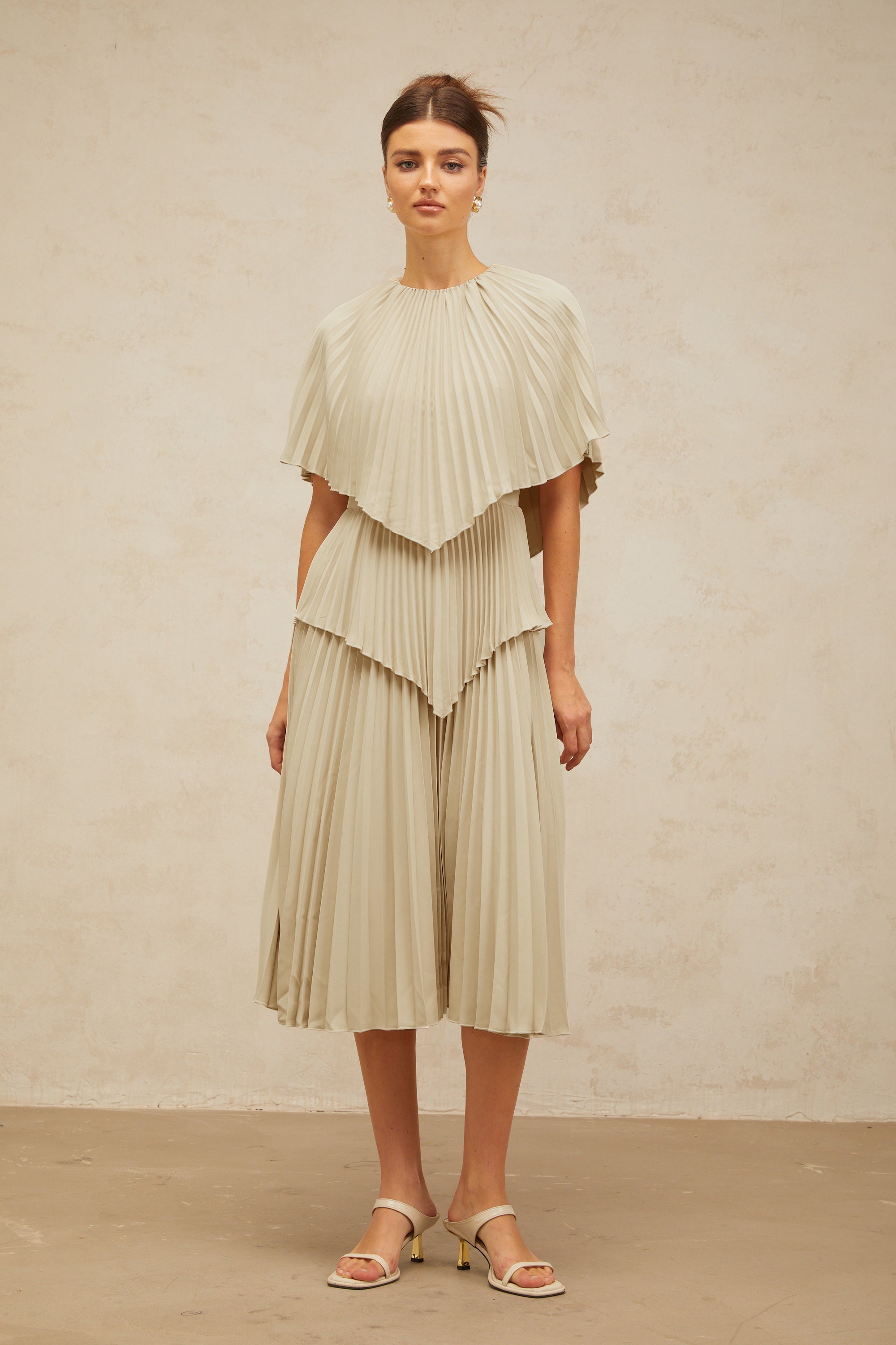 Robe midi plissée à cape Héloïse, couleur neutre (Vente définitive - États-Unis uniquement)
