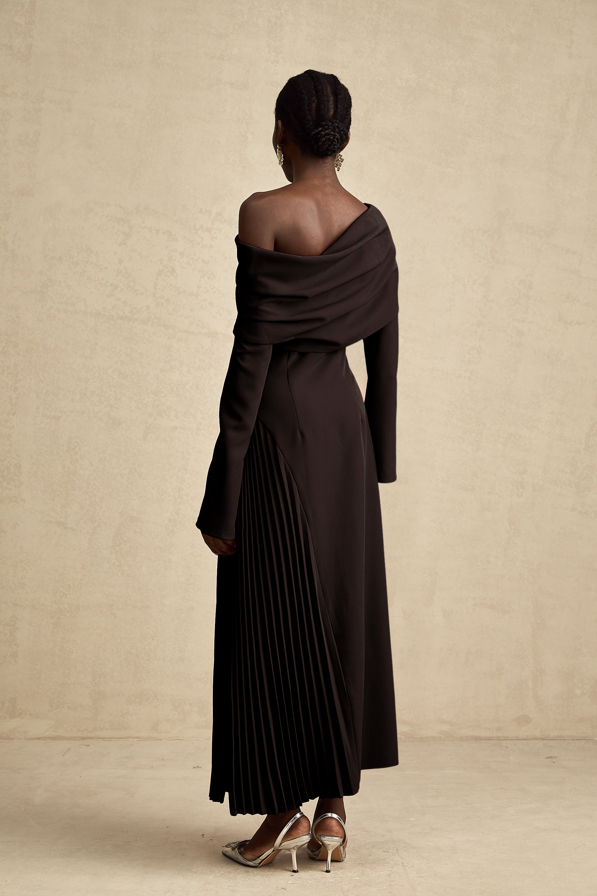 Robe longue plissée à fente haute Valentine, couleur noire (Vente définitive - États-Unis uniquement)