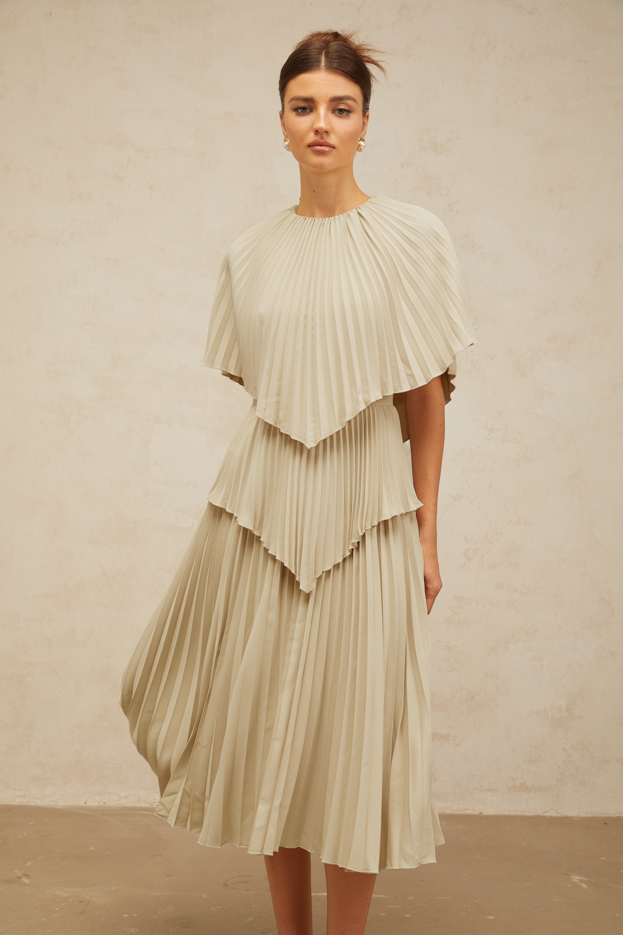 Robe midi plissée à cape Héloïse, couleur neutre (Vente définitive - États-Unis uniquement)