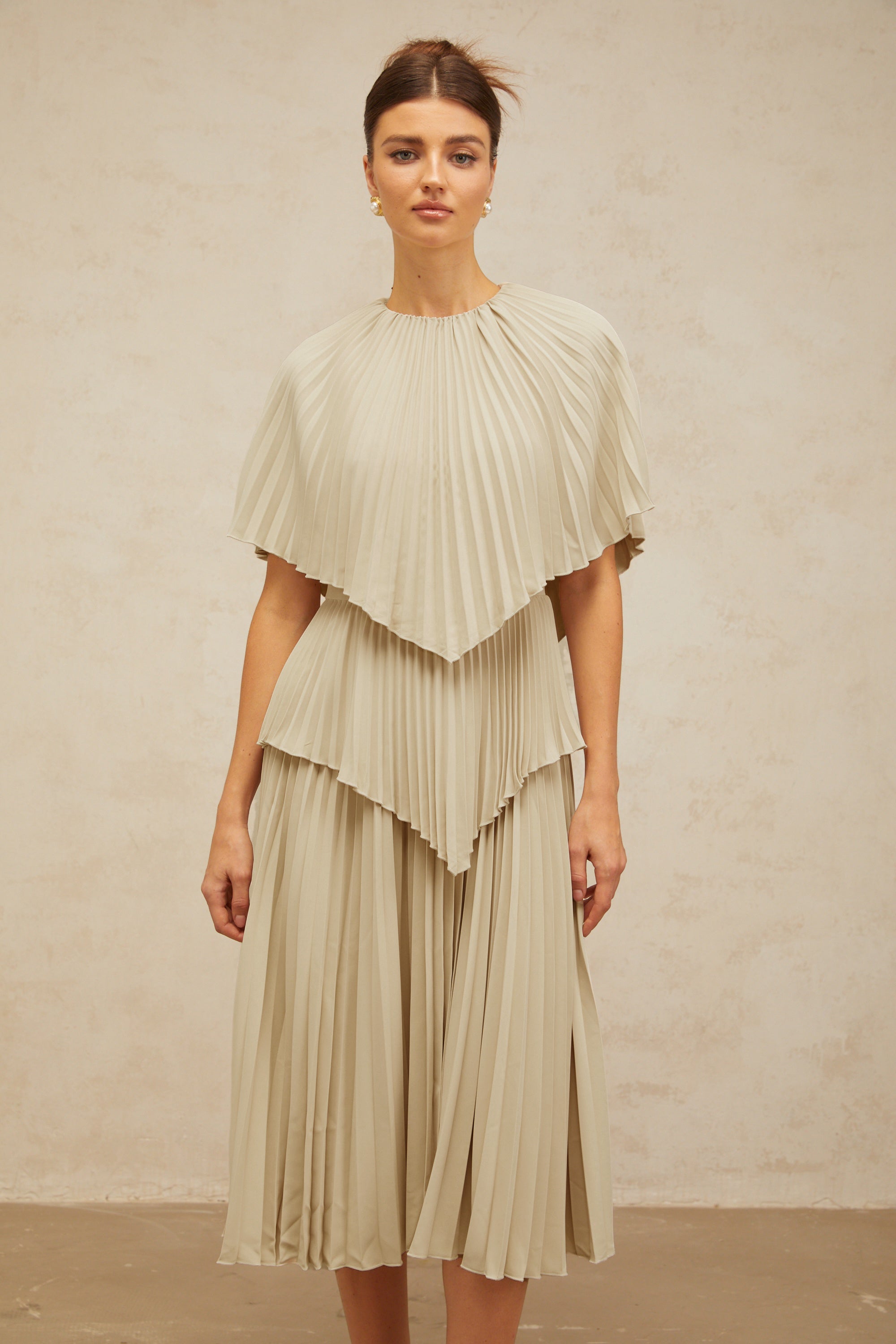 Robe midi plissée à cape Héloïse, couleur neutre (Vente définitive - États-Unis uniquement)