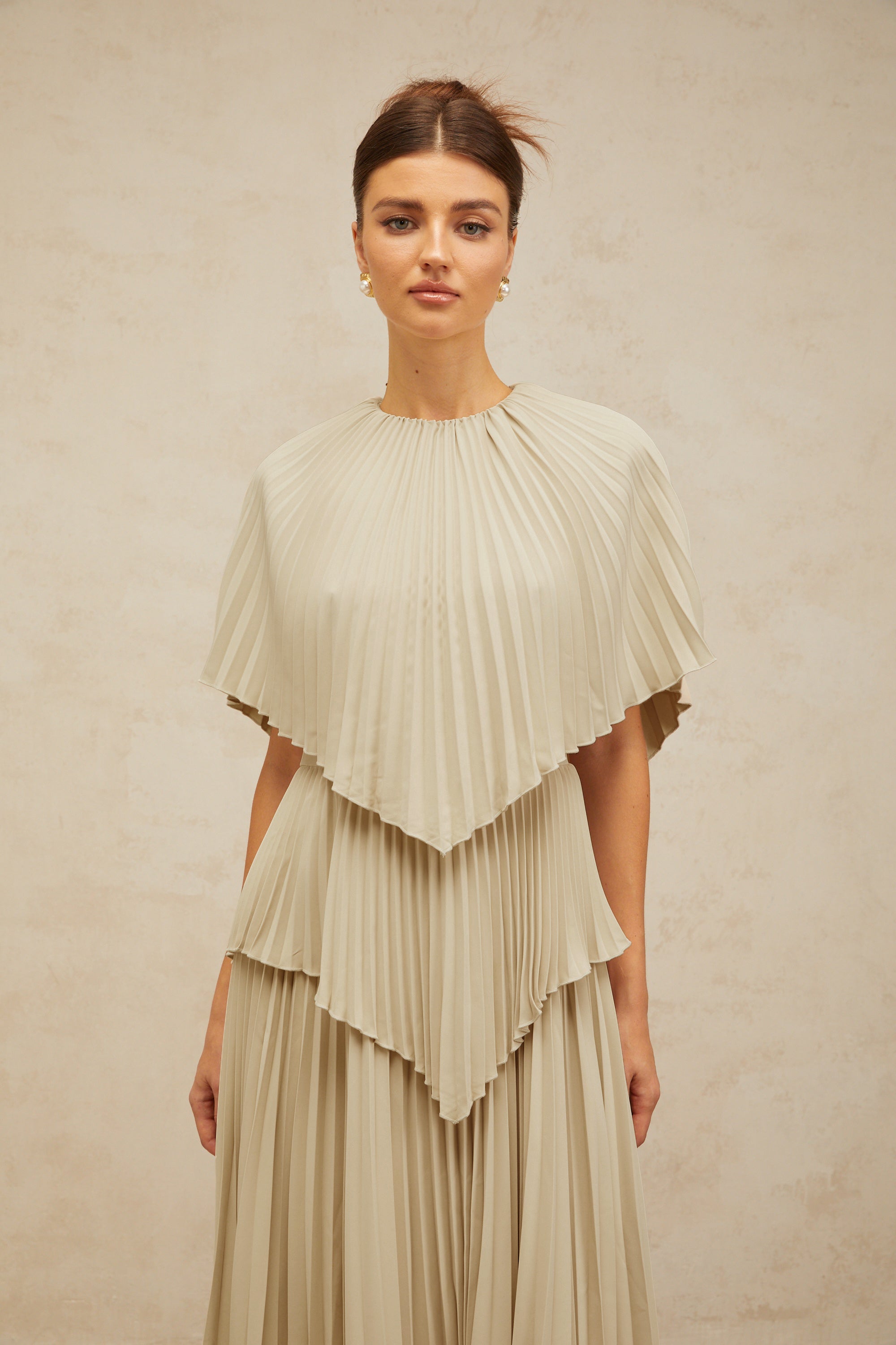 Robe midi plissée à cape Héloïse, couleur neutre (Vente définitive - États-Unis uniquement)