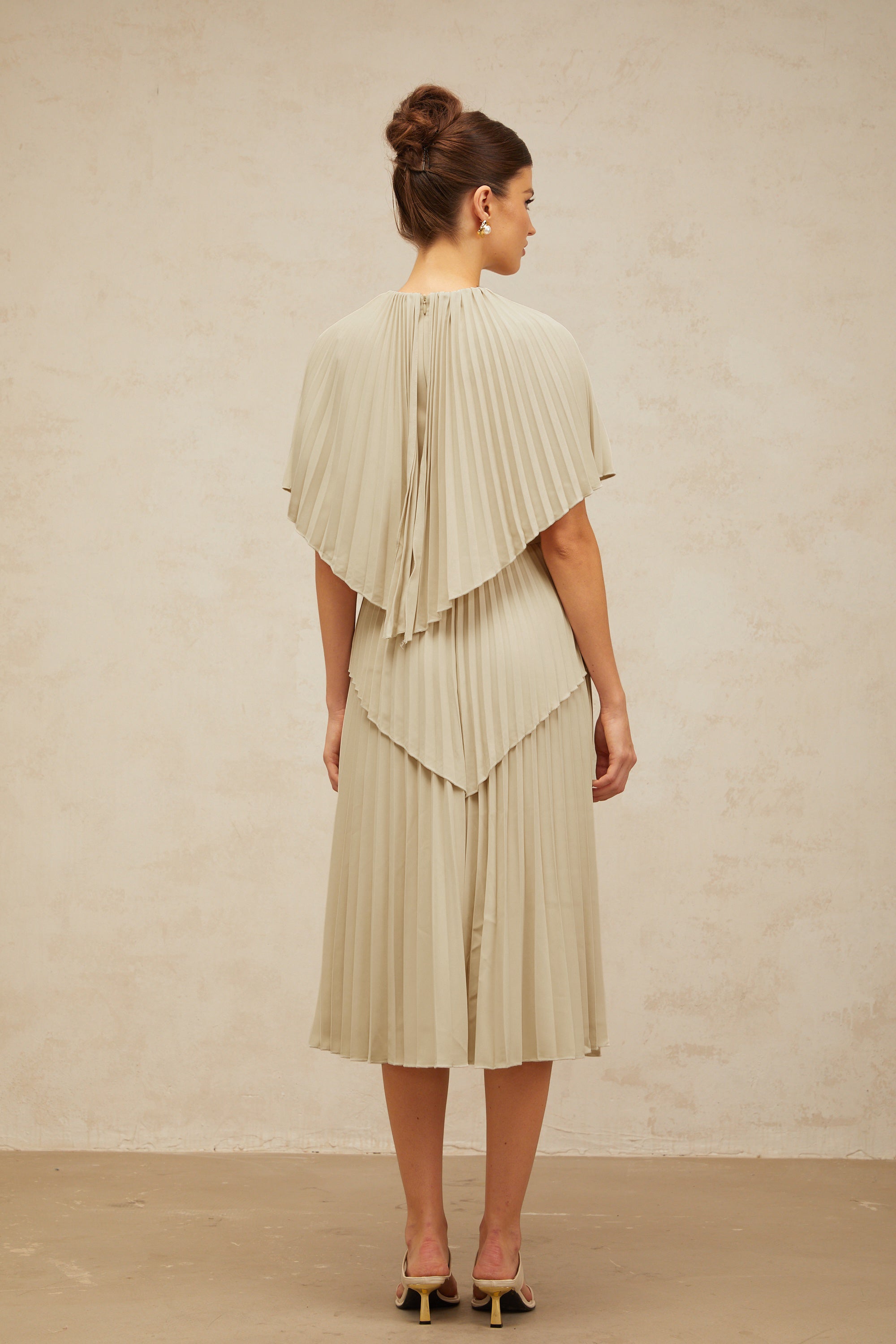 Robe midi plissée à cape Héloïse, couleur neutre (Vente définitive - États-Unis uniquement)