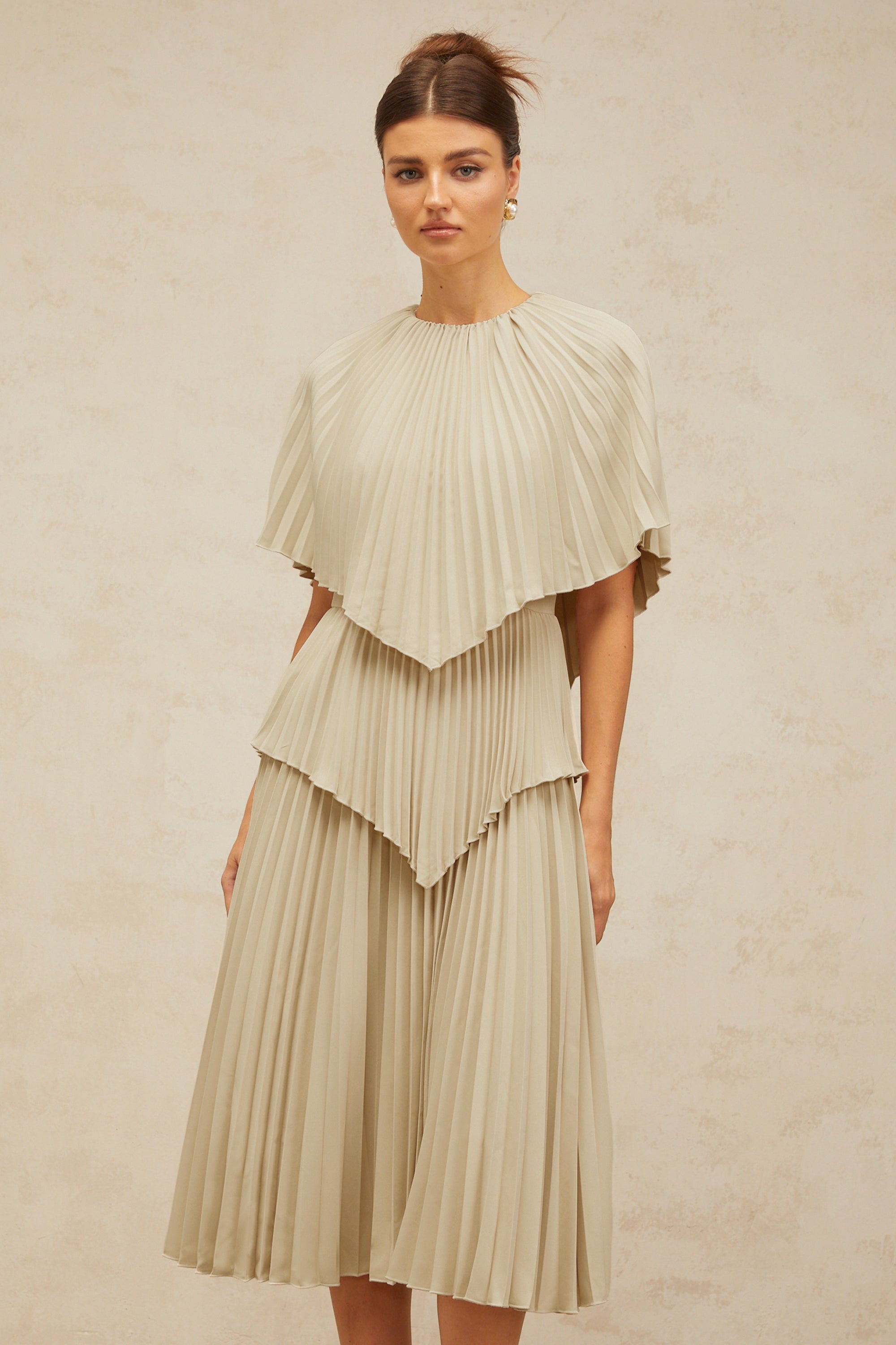 Robe midi plissée à cape Héloïse, couleur neutre (Vente définitive - États-Unis uniquement)