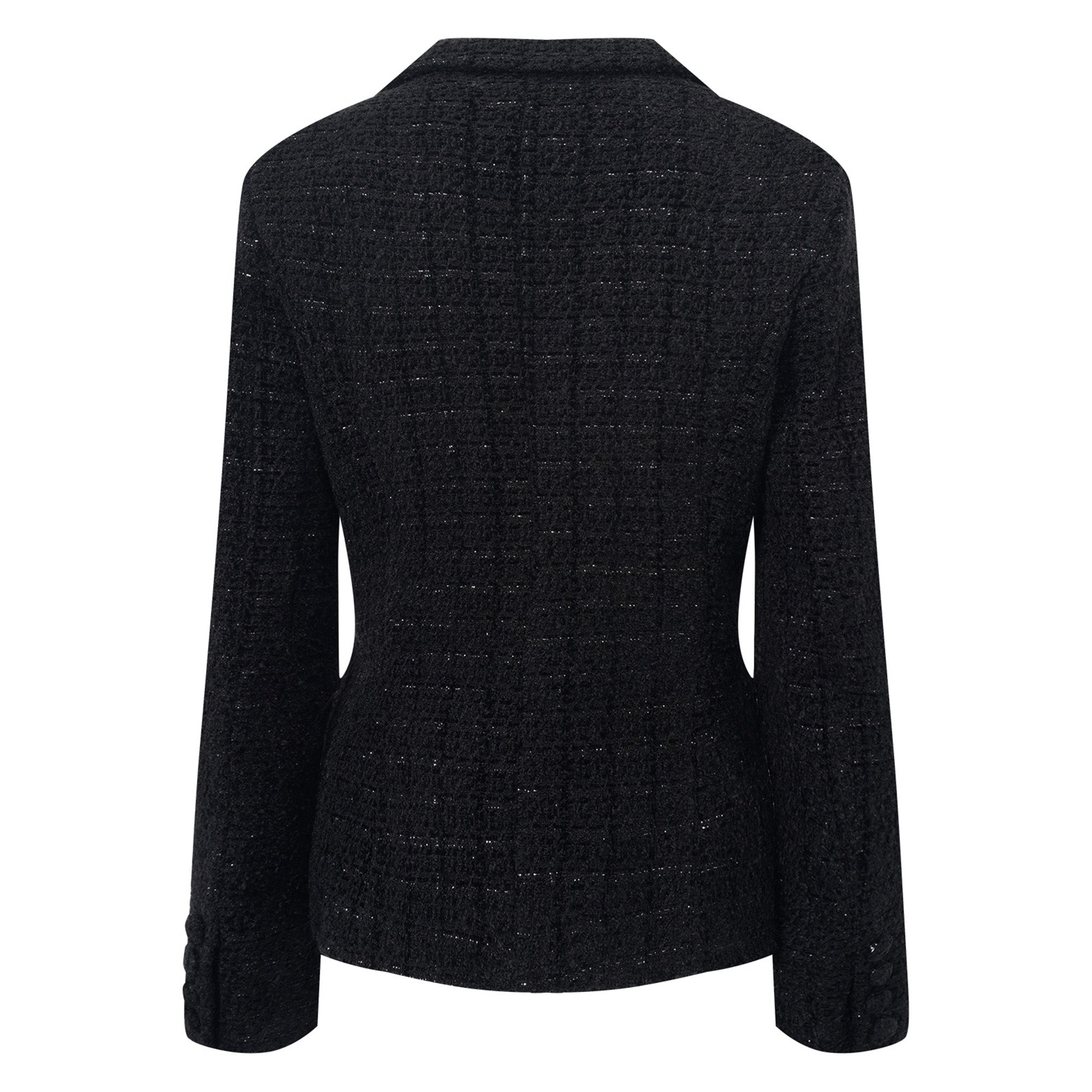 Un blazer noir associé à une jupe longue en satin noir