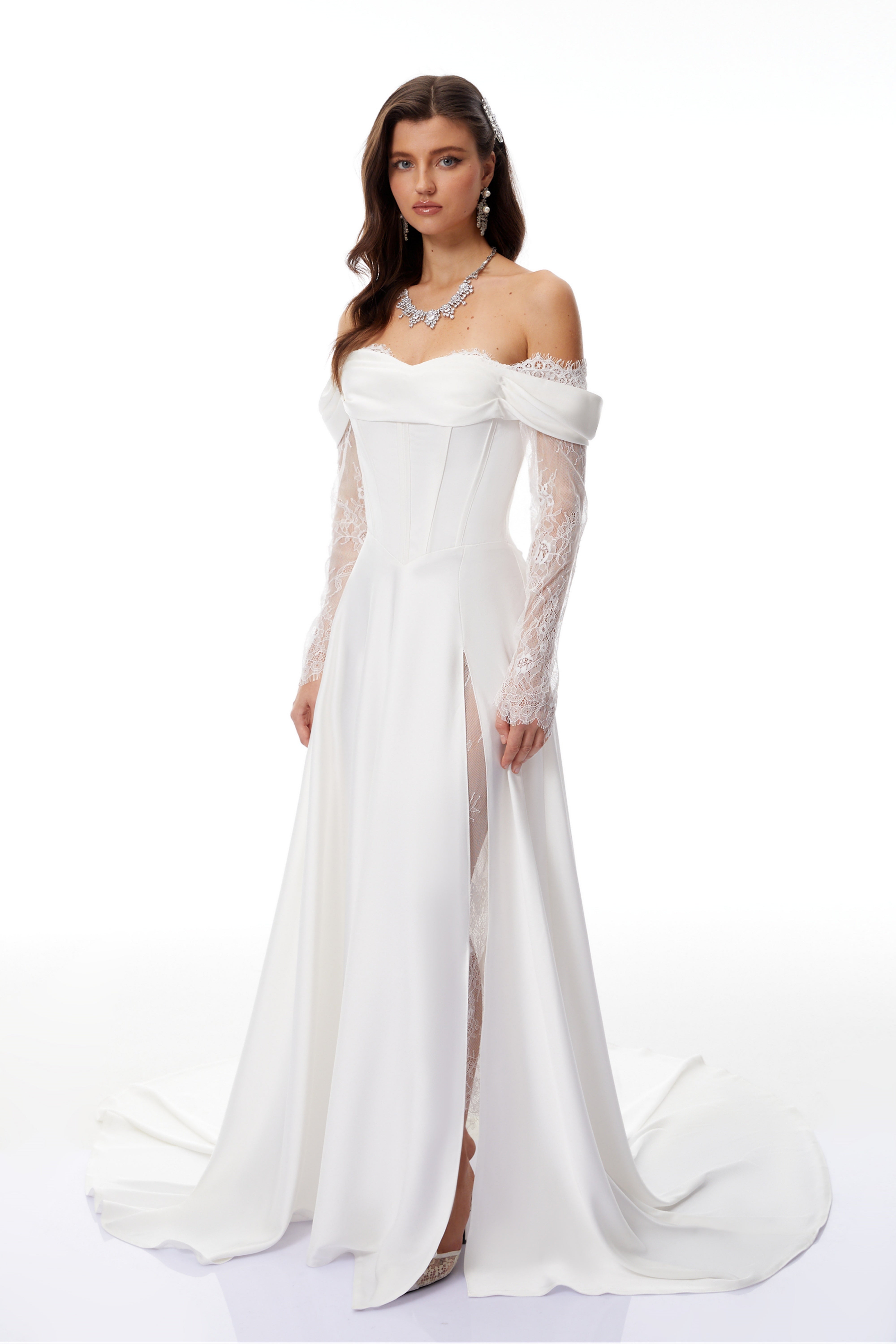 Robe blanche en dentelle à épaules dénudées