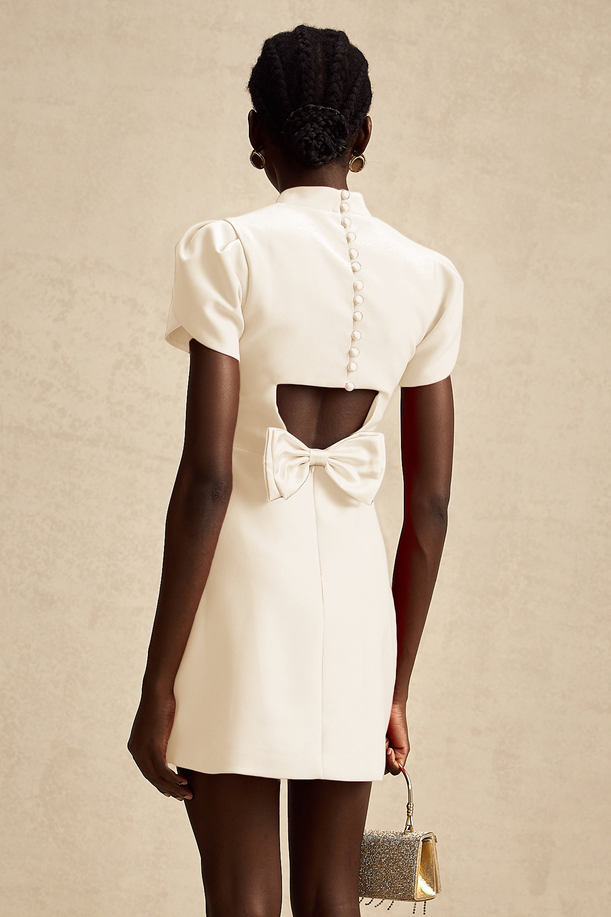 Mini-robe Anna à manches pétales, découpes et nœud (Vente définitive - États-Unis uniquement)