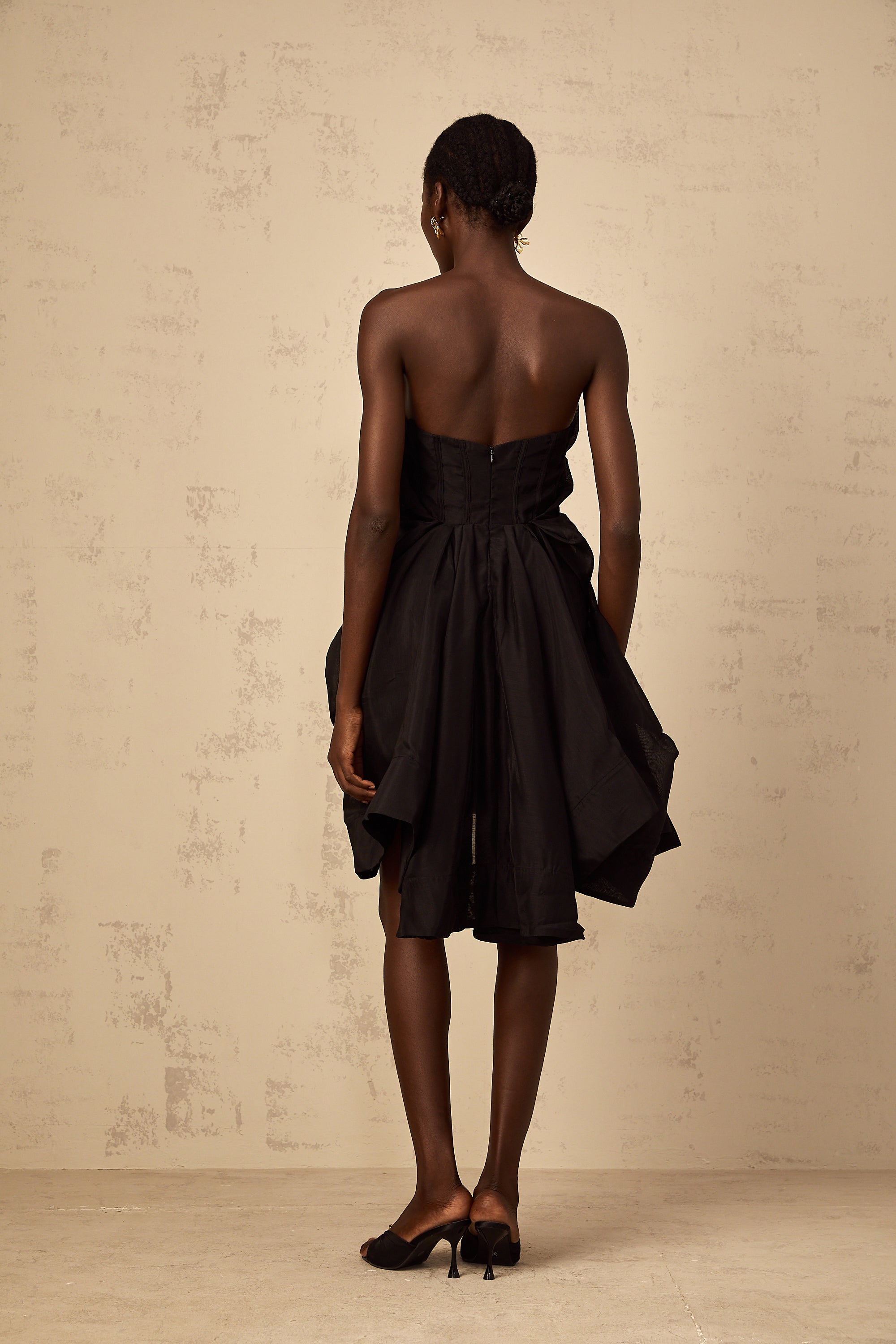 Mini-robe de cocktail plissée asymétrique Elida (Vente définitive - États-Unis uniquement)