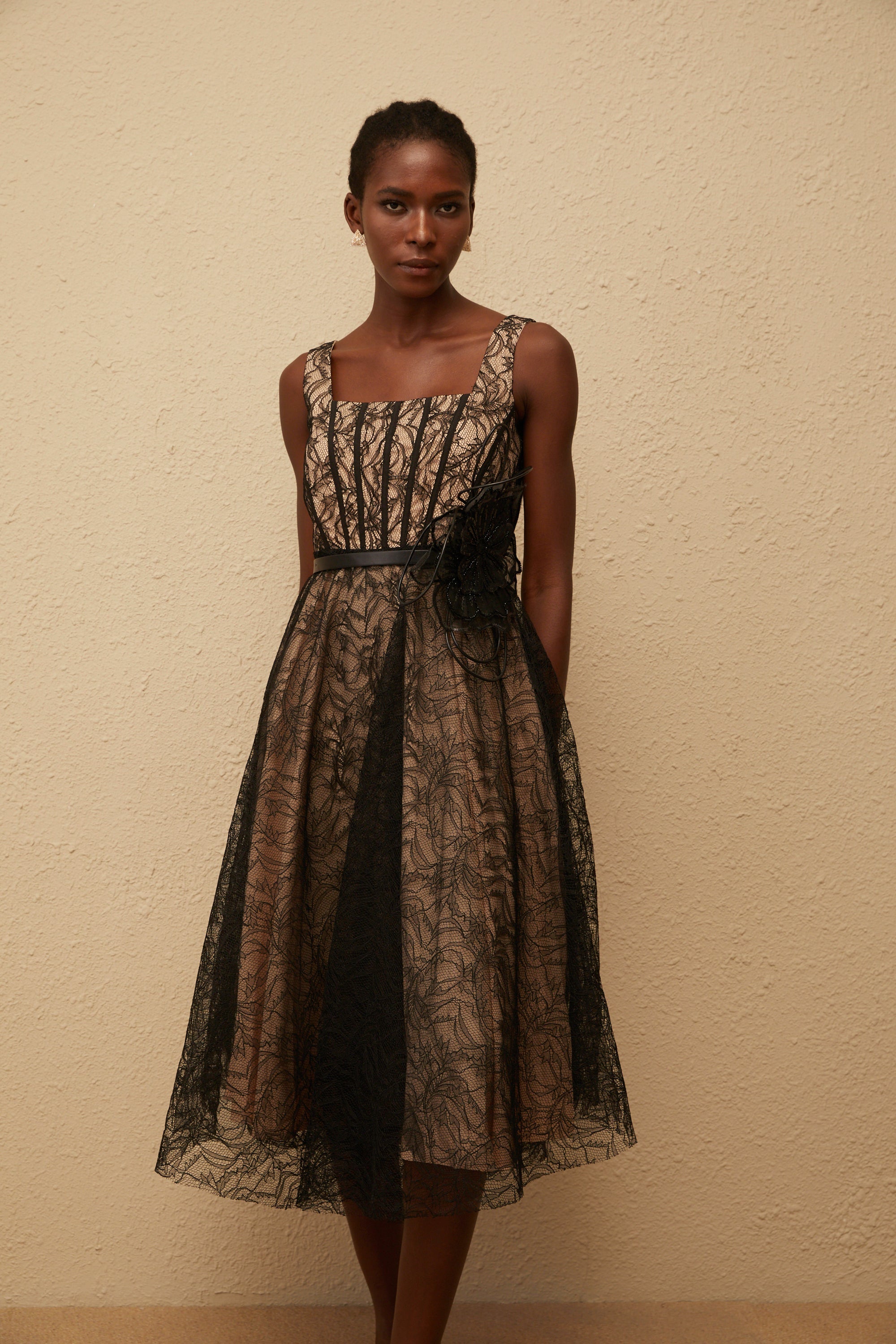 Robe mi-longue en dentelle à fleurs noire Sandrine (Vente définitive - États-Unis uniquement)