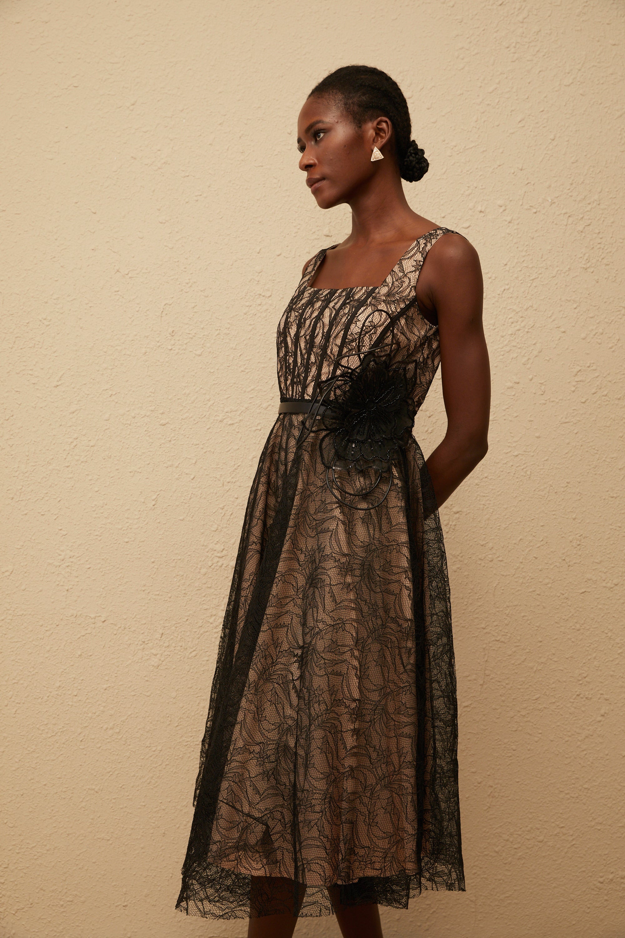 Robe mi-longue en dentelle à fleurs noire Sandrine (Vente définitive - États-Unis uniquement)