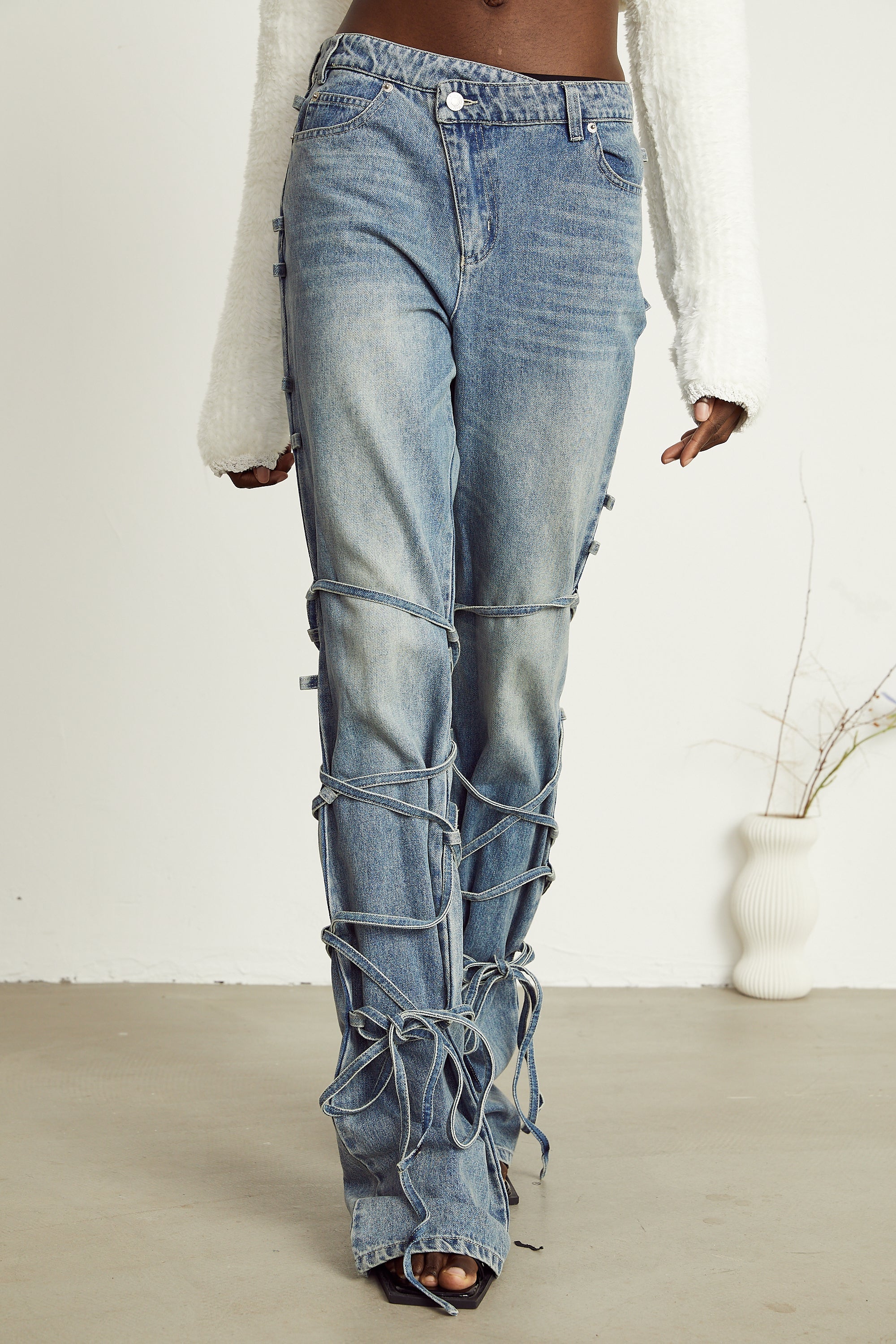 Géraldine strap-detail jeans (Final Sale)