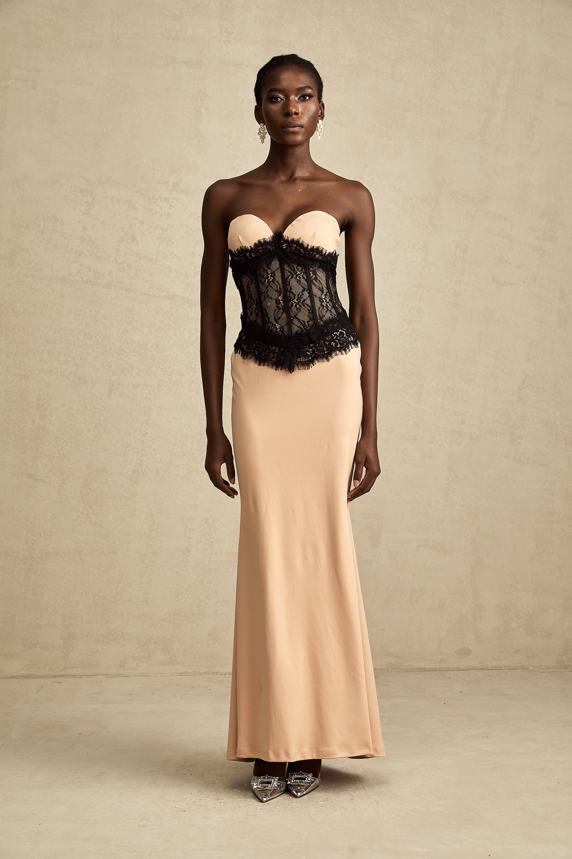 Robe longue corset à épaules dénudées avec empiècements en dentelle Delphine