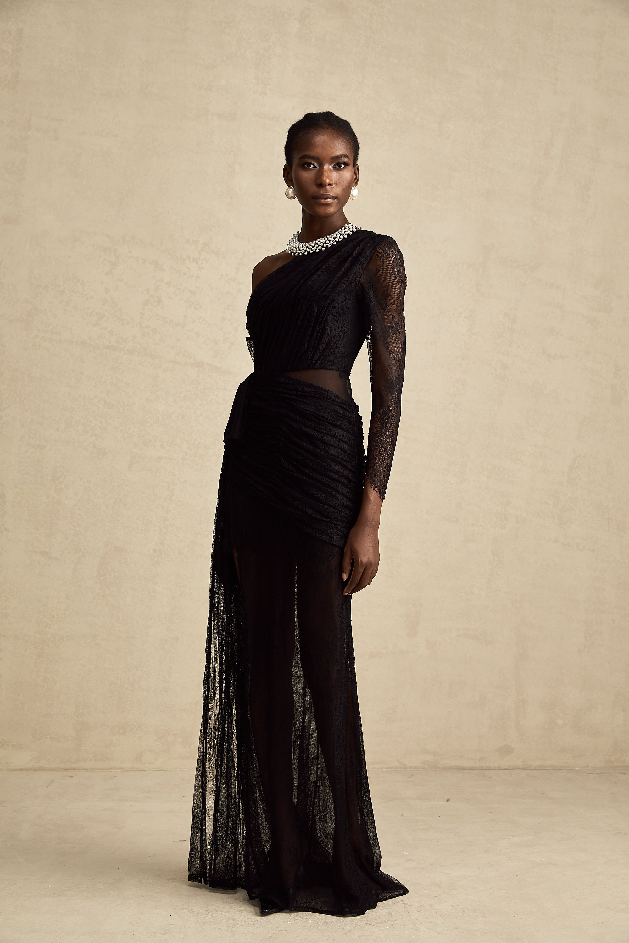 Robe longue noire asymétrique en dentelle, avec fronces et fente haute sur la jambe