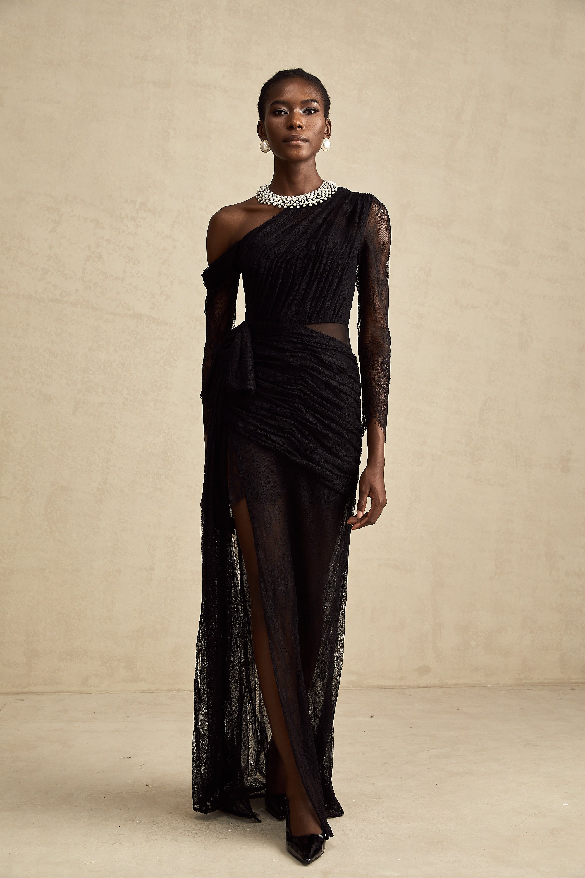 Robe longue noire asymétrique en dentelle, avec fronces et fente haute sur la jambe