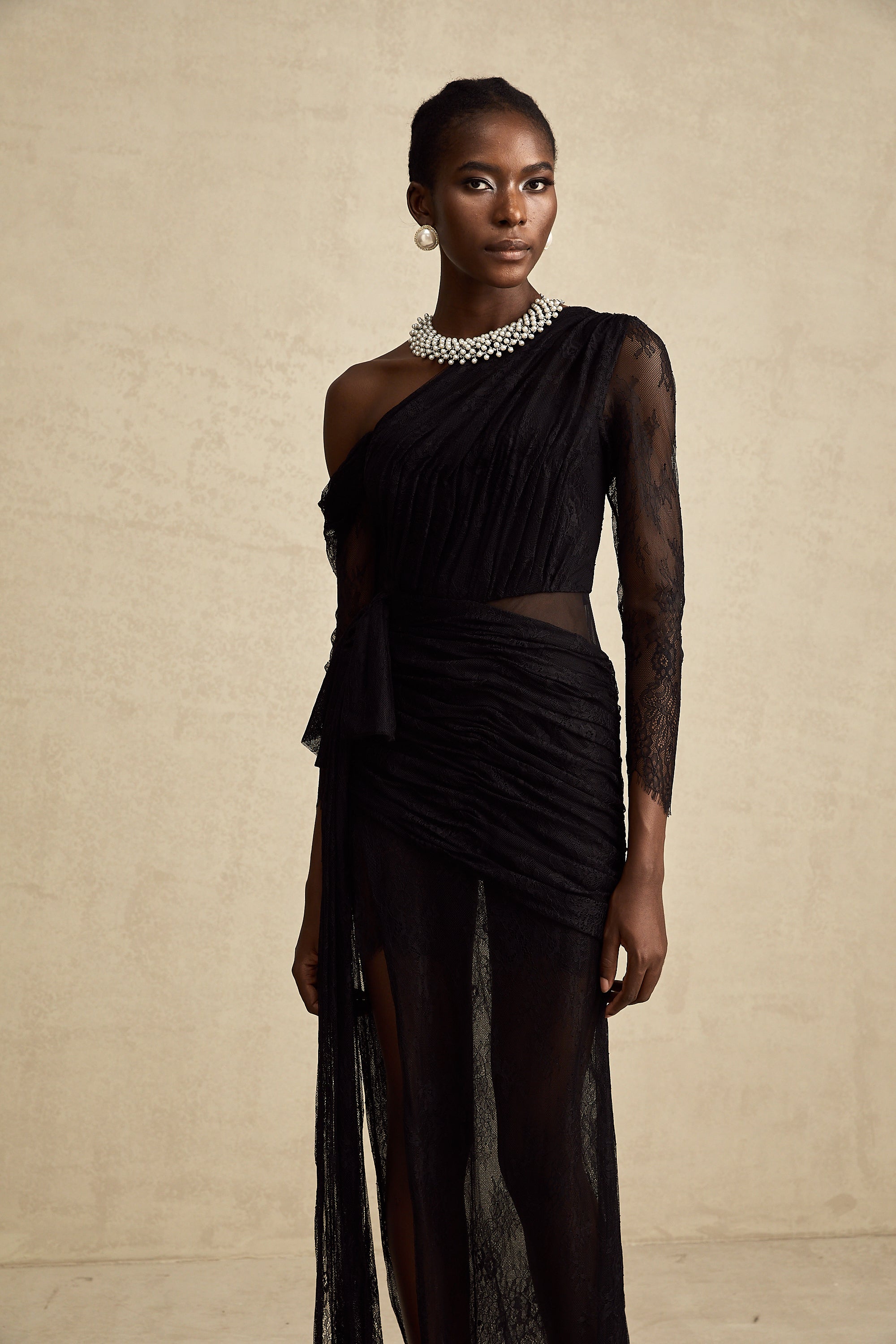 Robe longue noire asymétrique en dentelle, avec fronces et fente haute sur la jambe