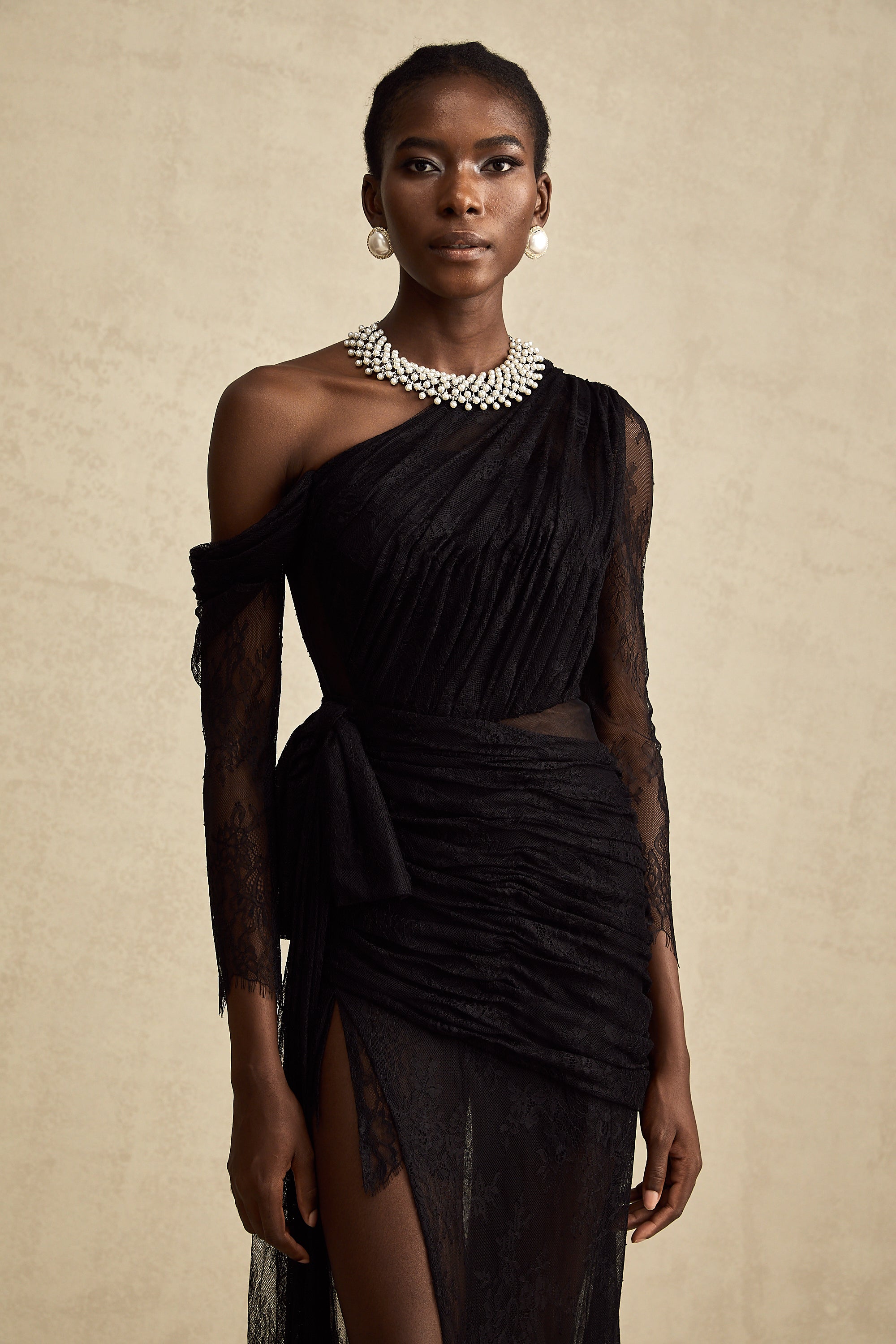 Robe longue noire asymétrique en dentelle, avec fronces et fente haute sur la jambe