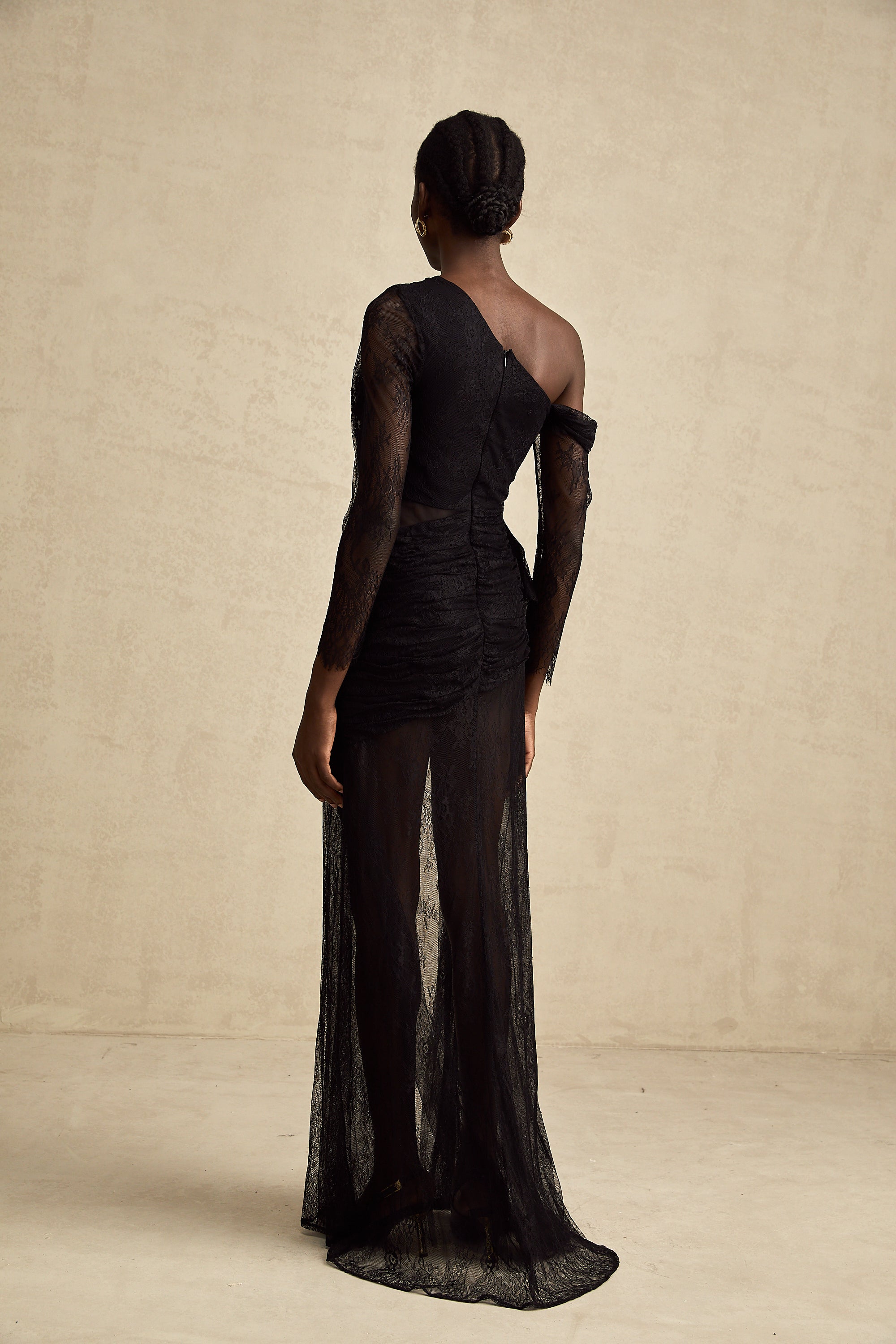 Robe longue noire asymétrique en dentelle, avec fronces et fente haute sur la jambe