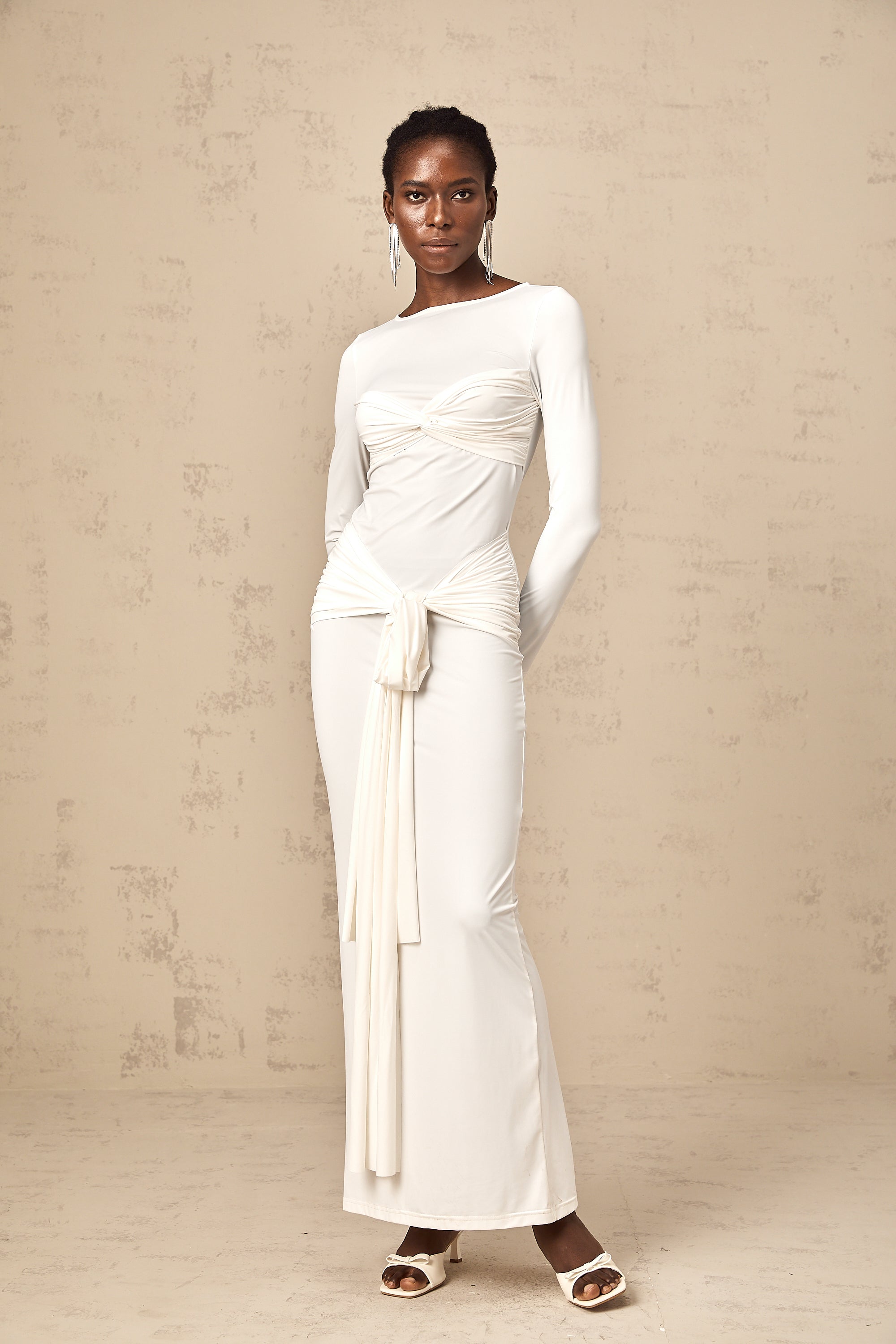 Robe longue froncée à ruban blanc et détail torsadé Elena (Vente définitive - États-Unis uniquement)