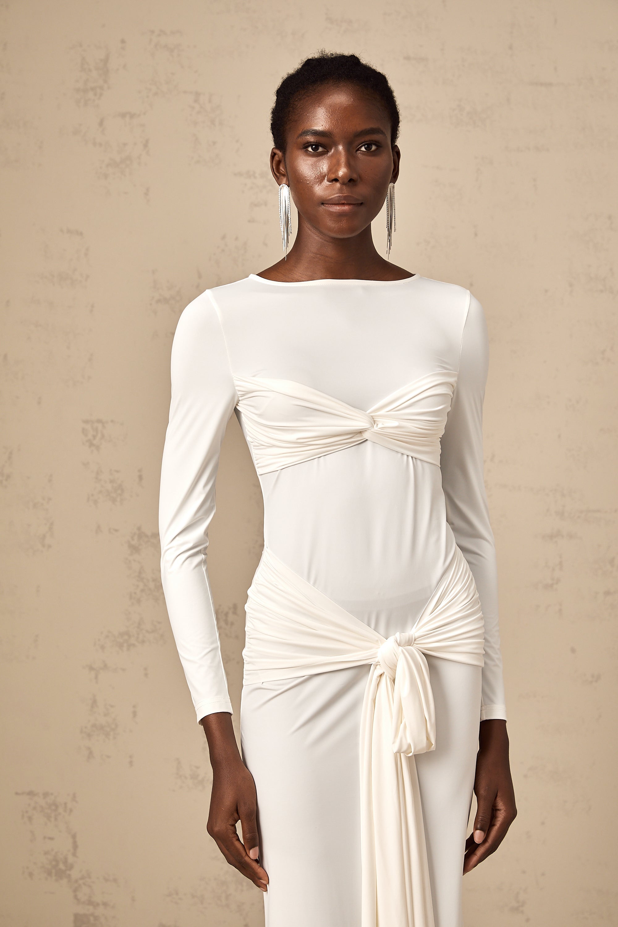 Robe longue froncée à ruban blanc et détail torsadé Elena (Vente définitive - États-Unis uniquement)