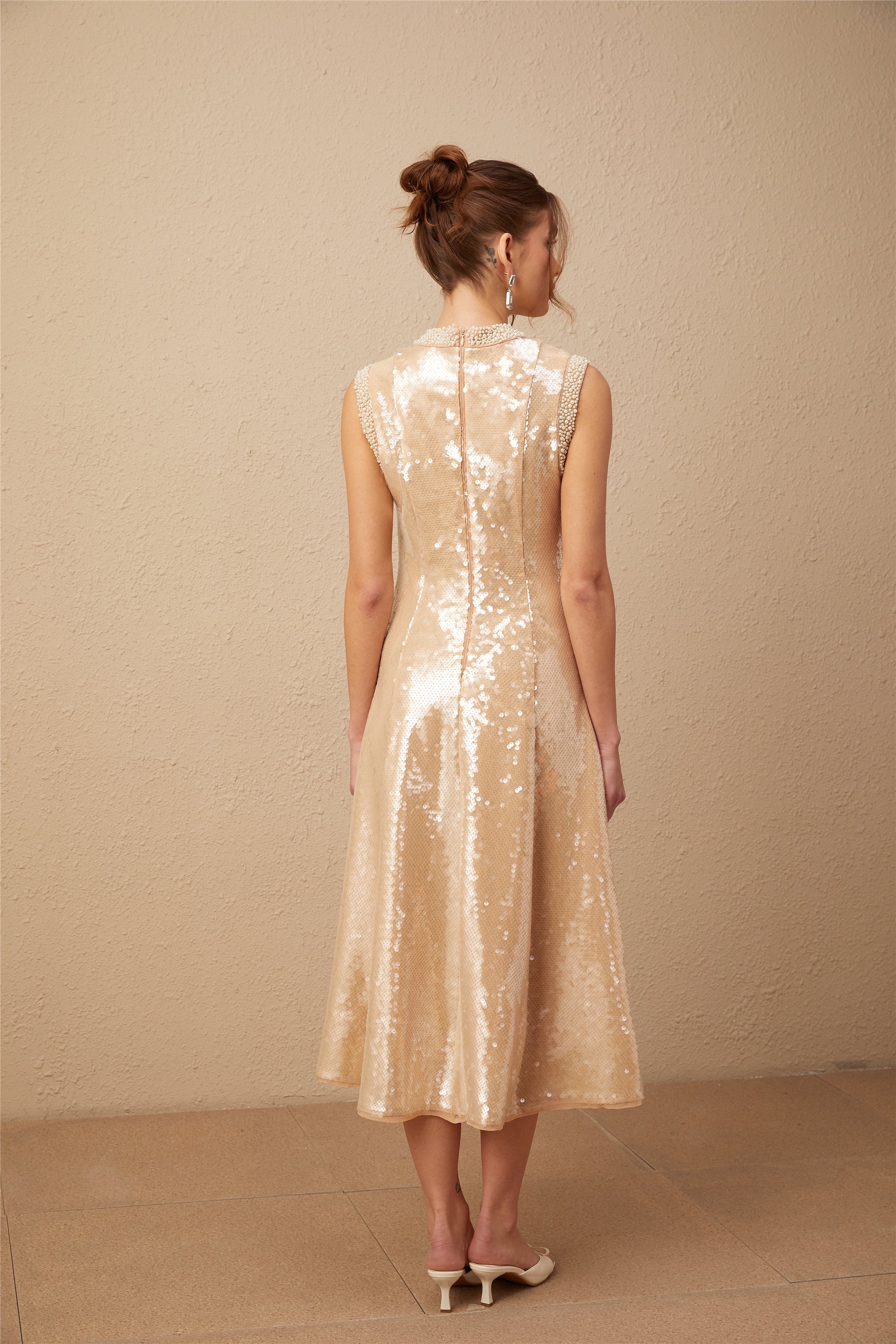 Robe mi-longue Ornella à paillettes et fausses perles (Vente définitive - États-Unis uniquement)