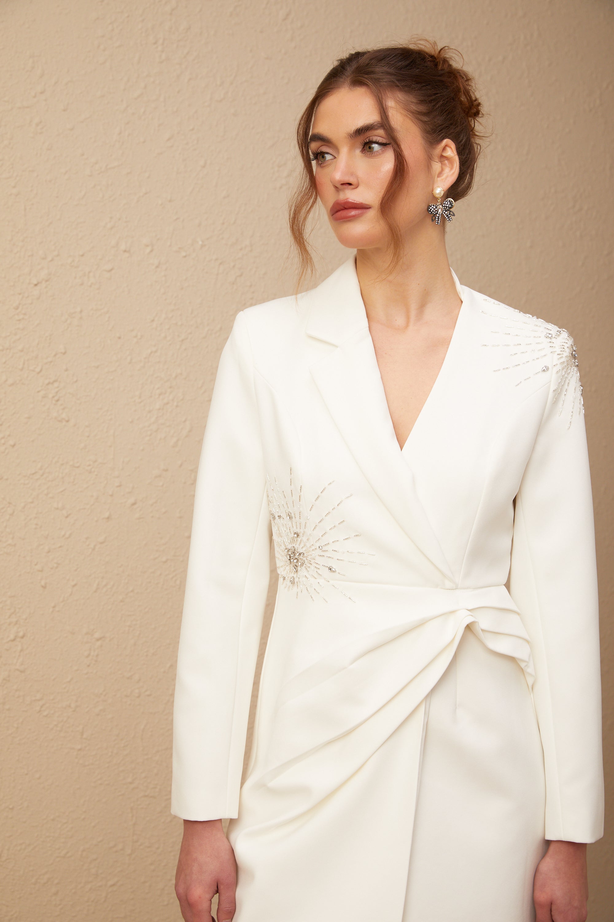 Robe-blazer asymétrique blanche à ornements « Mireille » (Vente définitive – États-Unis uniquement)
