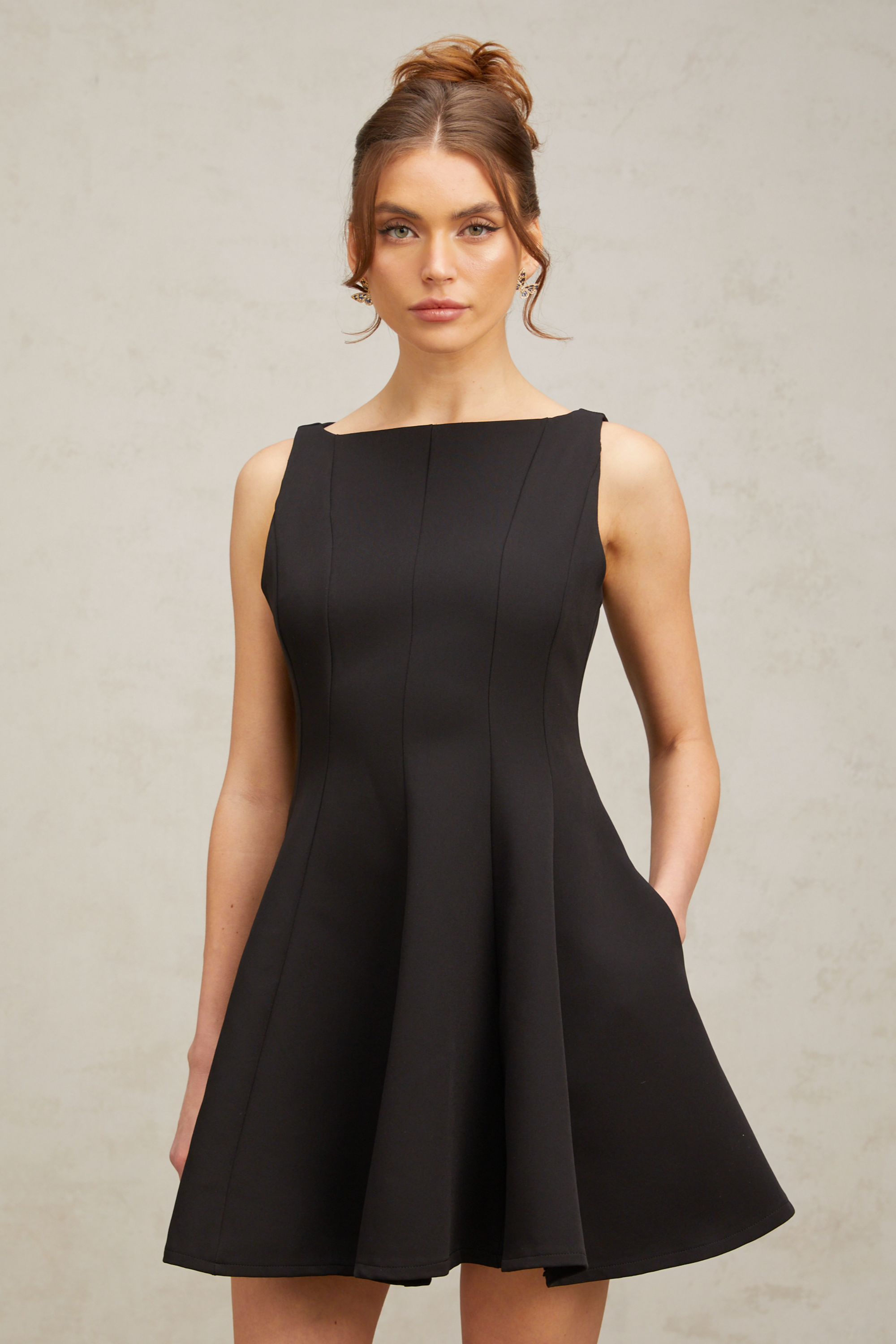 Mini-robe évasée sans manches Martina noire (Vente définitive - États-Unis uniquement)