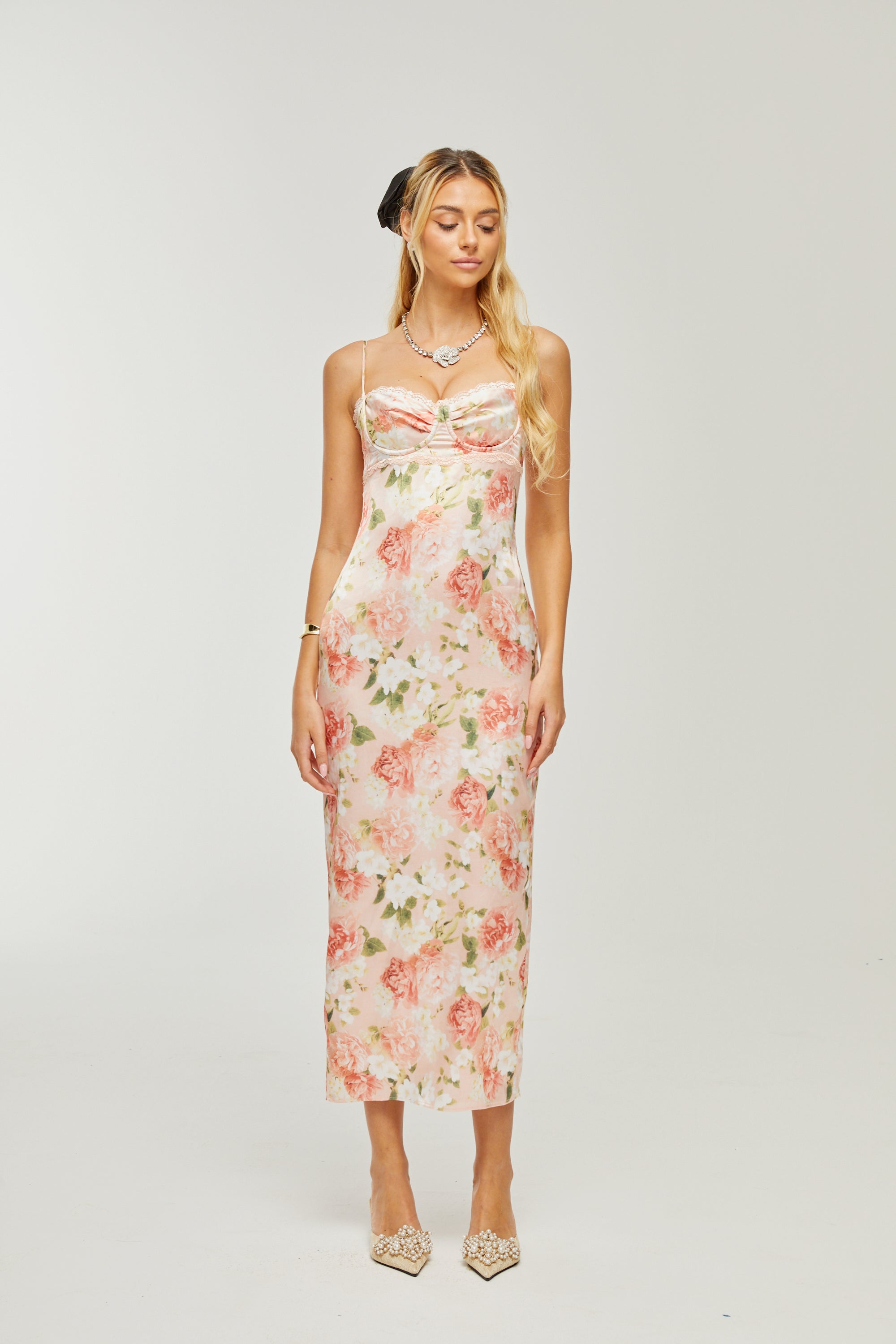 Robe longue en satin à imprimé floral rose Yvette (Vente définitive - États-Unis uniquement)