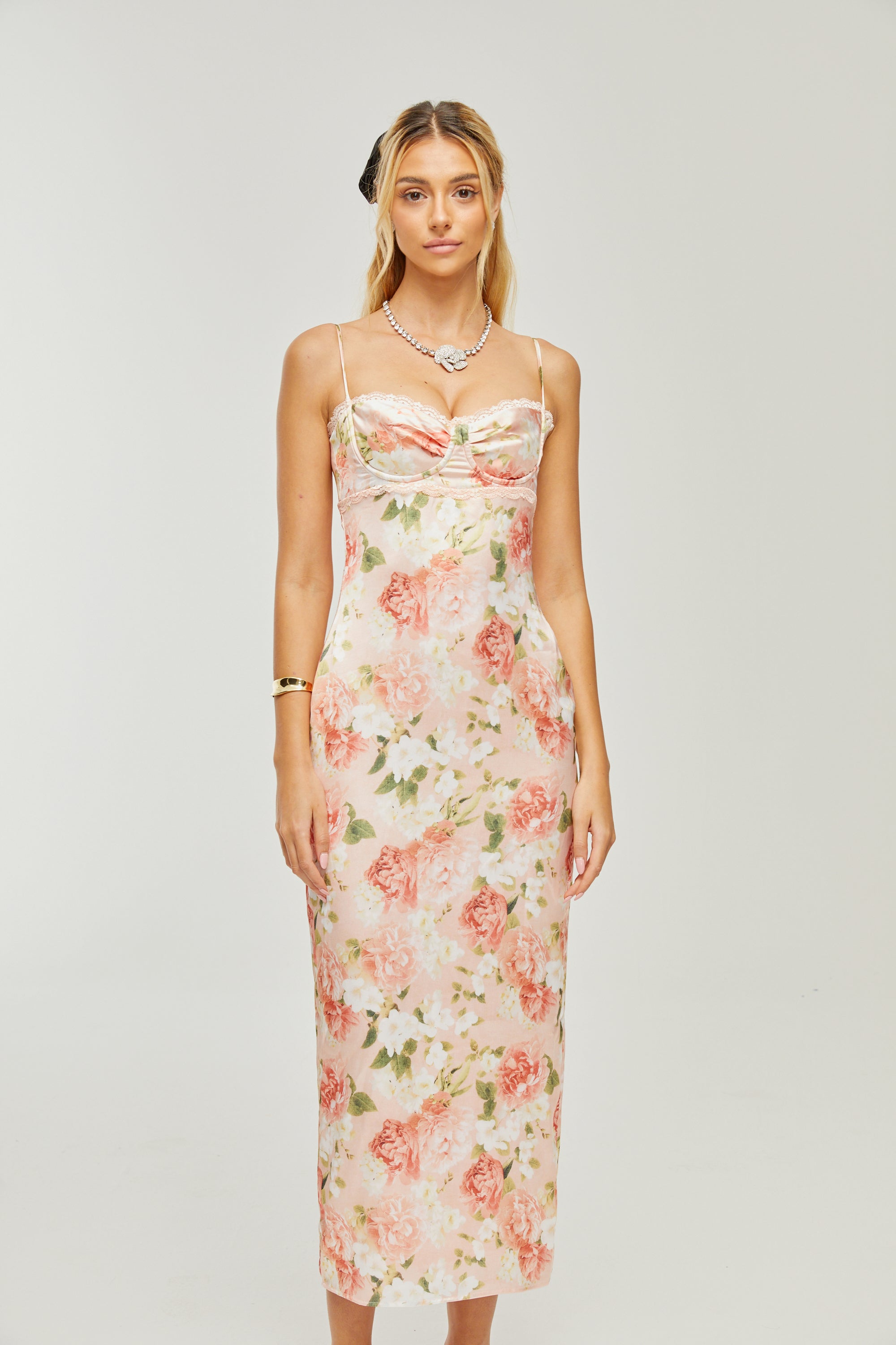 Robe longue en satin à imprimé floral rose Yvette (Vente définitive - États-Unis uniquement)