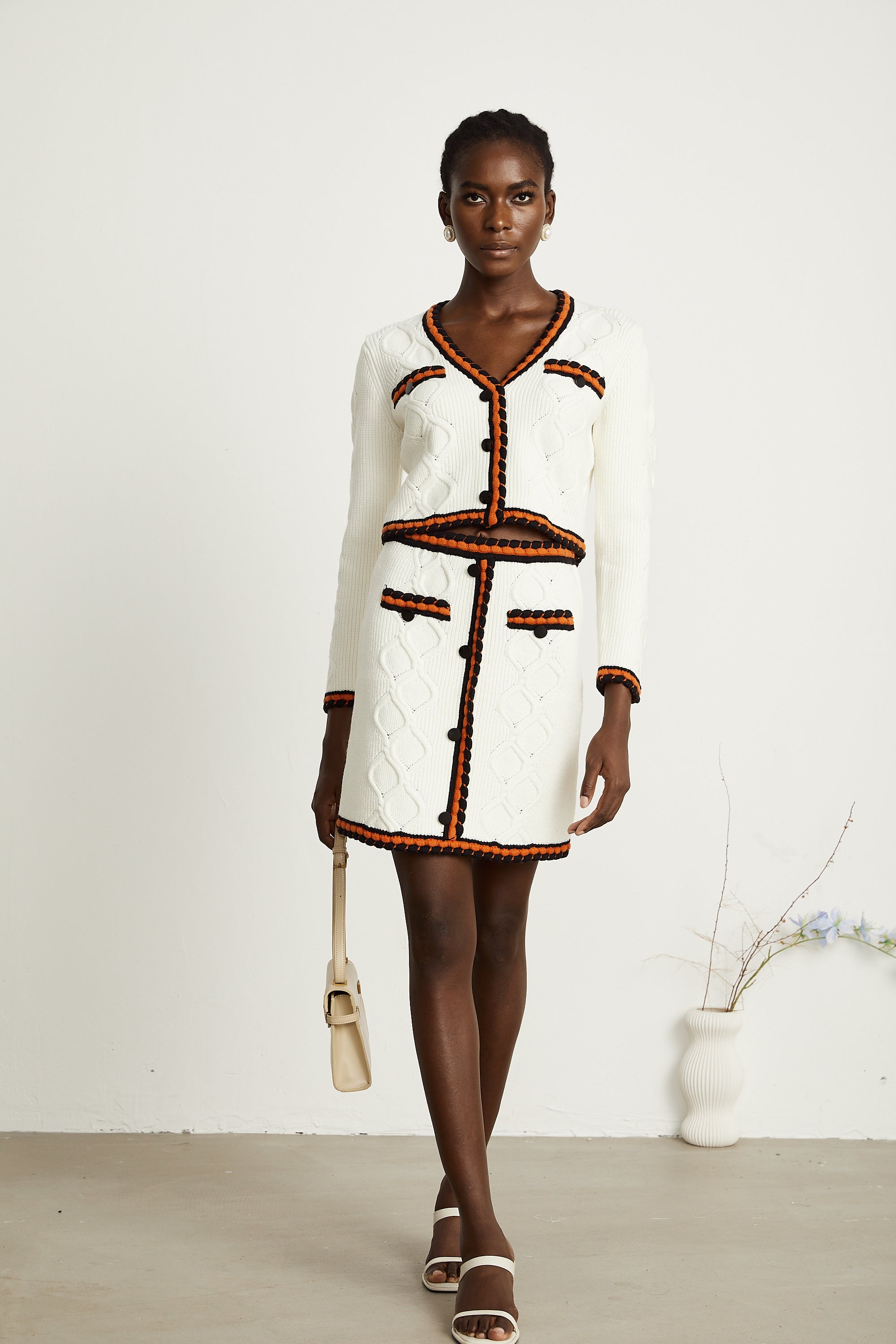Ensemble coordonné cardigan et jupe en maille à bordures contrastées Cécilie (Vente définitive - États-Unis uniquement)