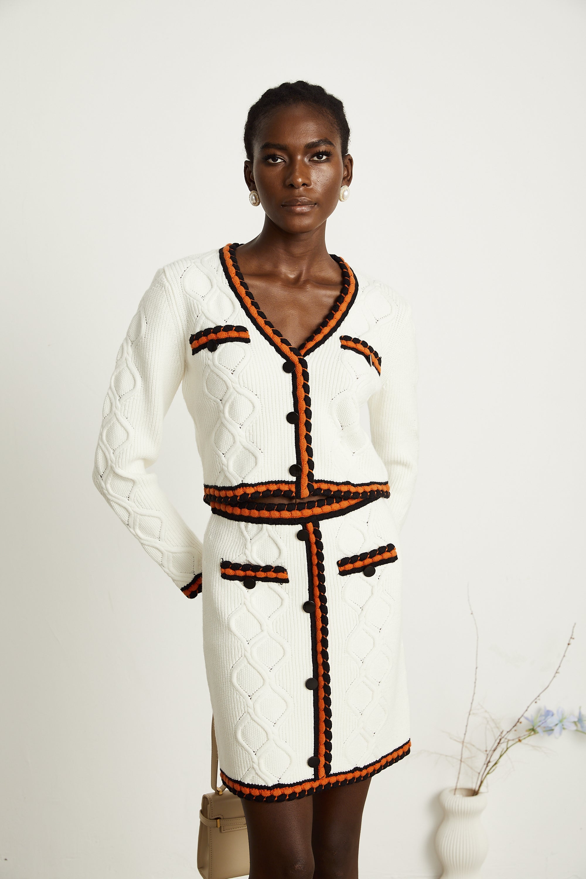 Ensemble coordonné cardigan et jupe en maille à bordures contrastées Cécilie (Vente définitive - États-Unis uniquement)