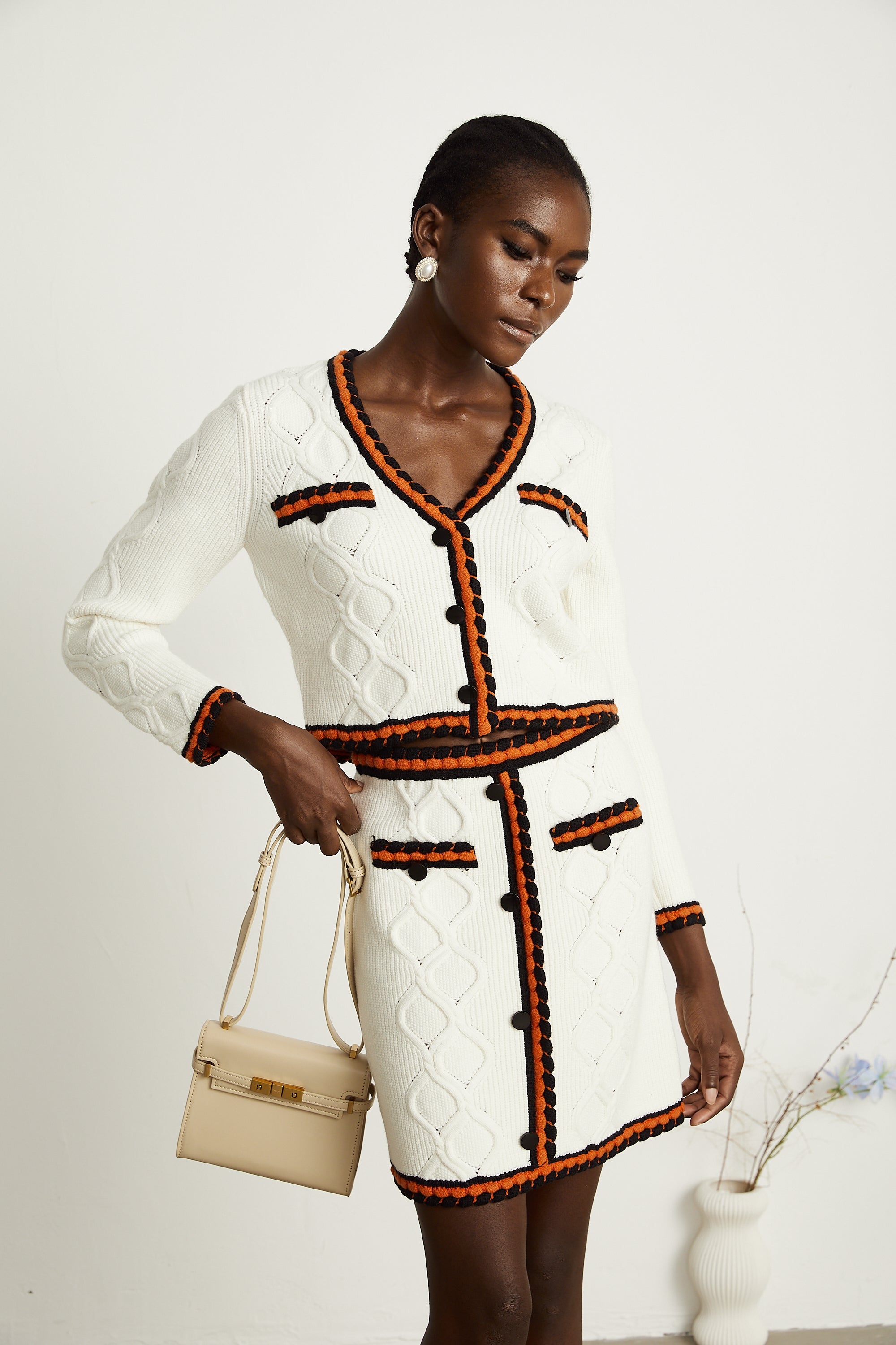 Ensemble coordonné cardigan et jupe en maille à bordures contrastées Cécilie (Vente définitive - États-Unis uniquement)