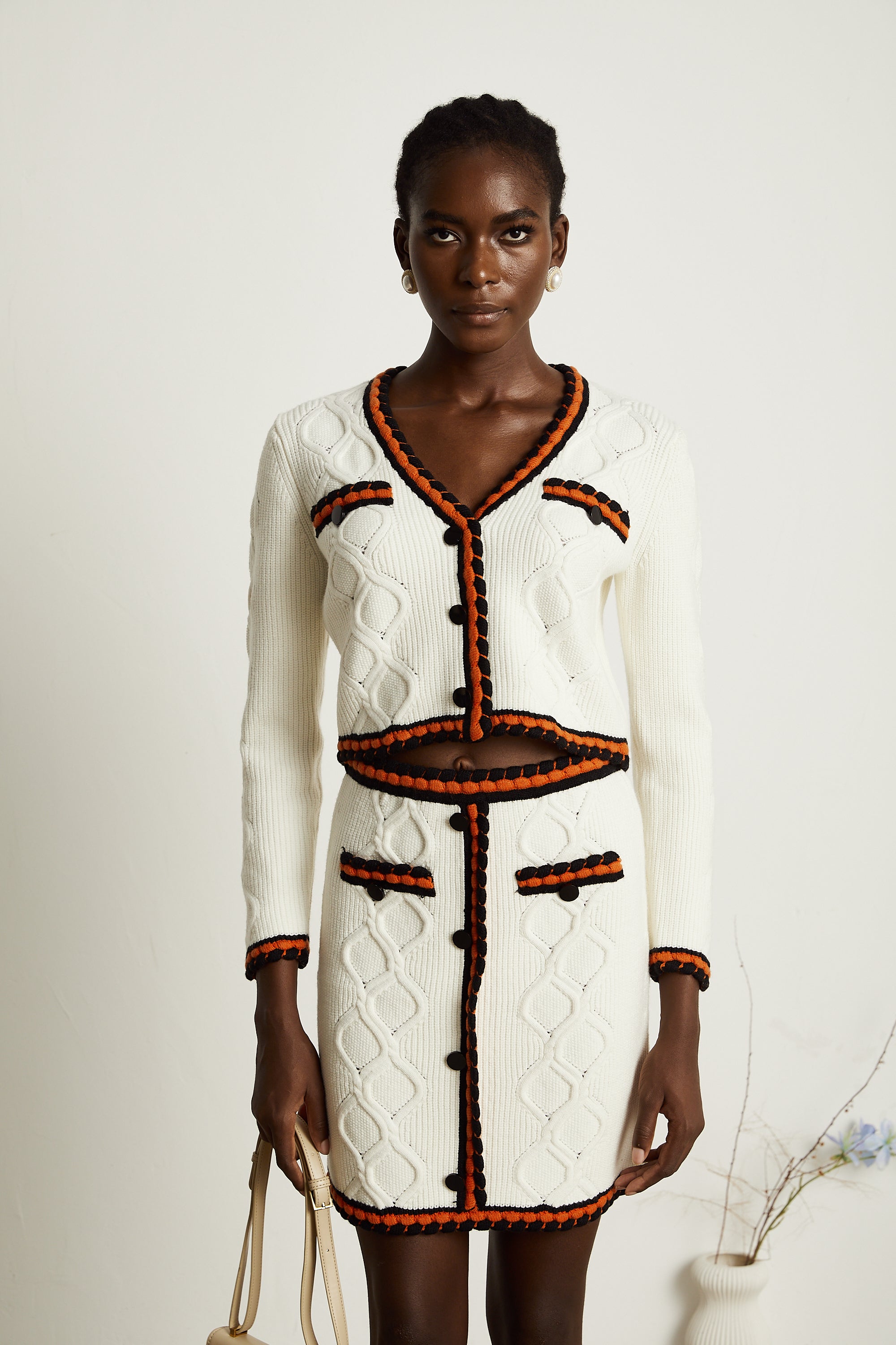 Ensemble coordonné cardigan et jupe en maille à bordures contrastées Cécilie (Vente définitive - États-Unis uniquement)