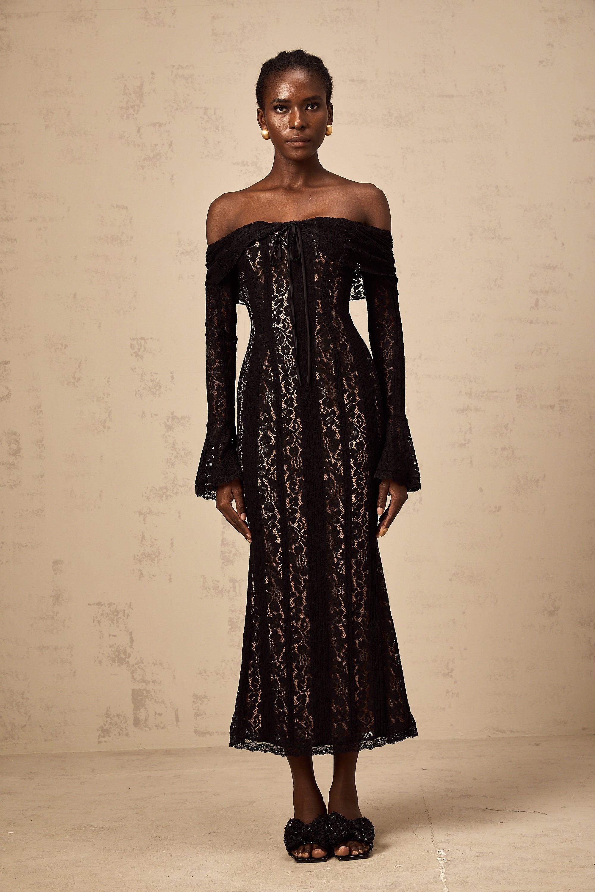 Robe mi-longue Émeline en dentelle florale à ourlets évasés, couleur noire (Vente définitive - États-Unis uniquement)