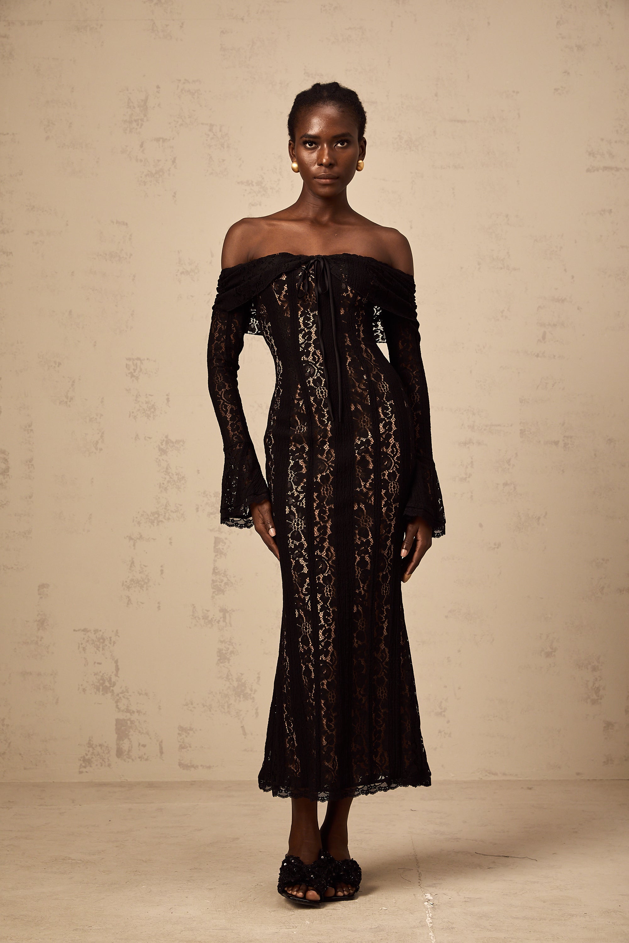Robe mi-longue Émeline en dentelle florale à ourlets évasés, couleur noire (Vente définitive - États-Unis uniquement)